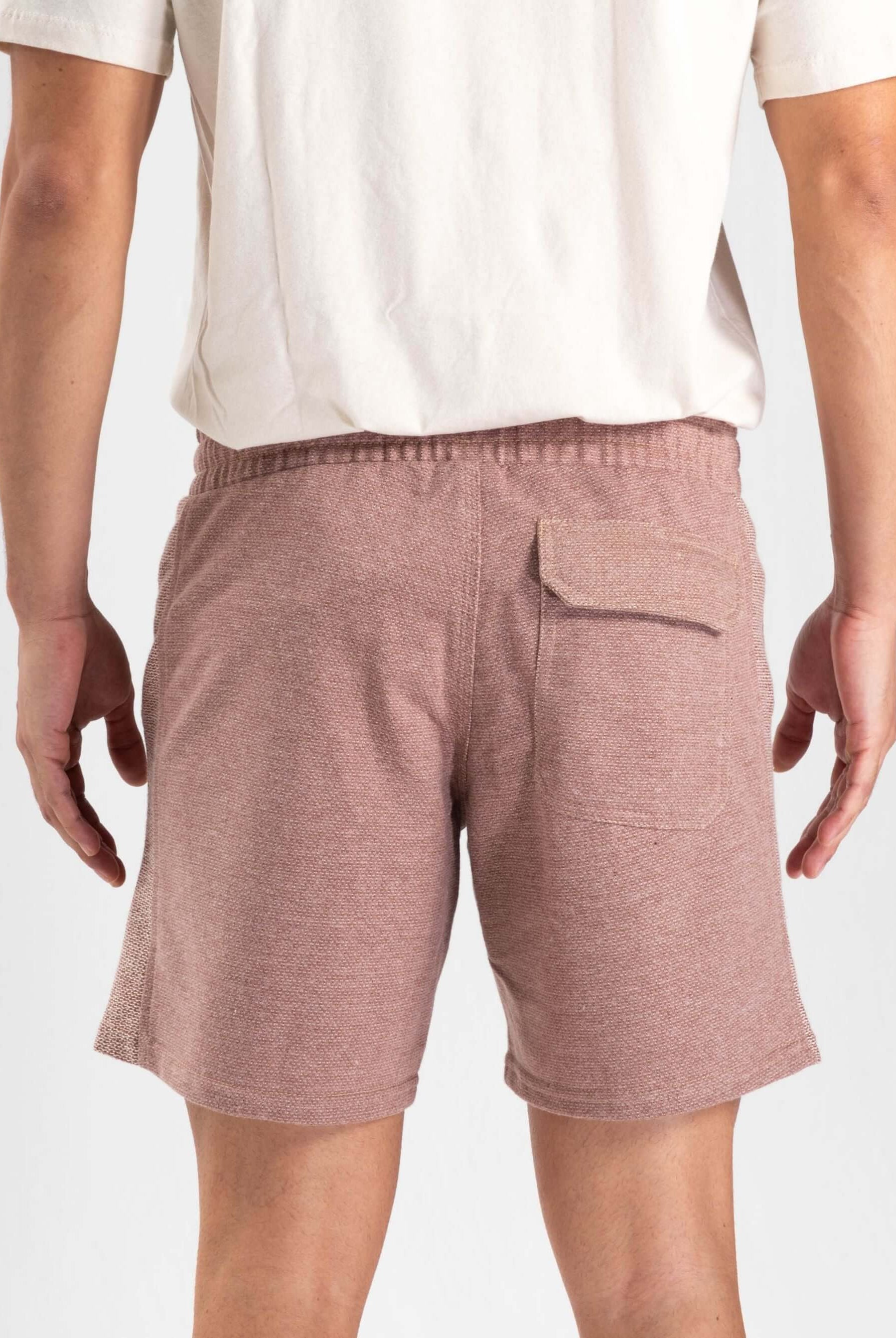 Short moletom rustic bege da Greenish, mostrando detalhes do bolso traseiro e cós em elástico para conforto.