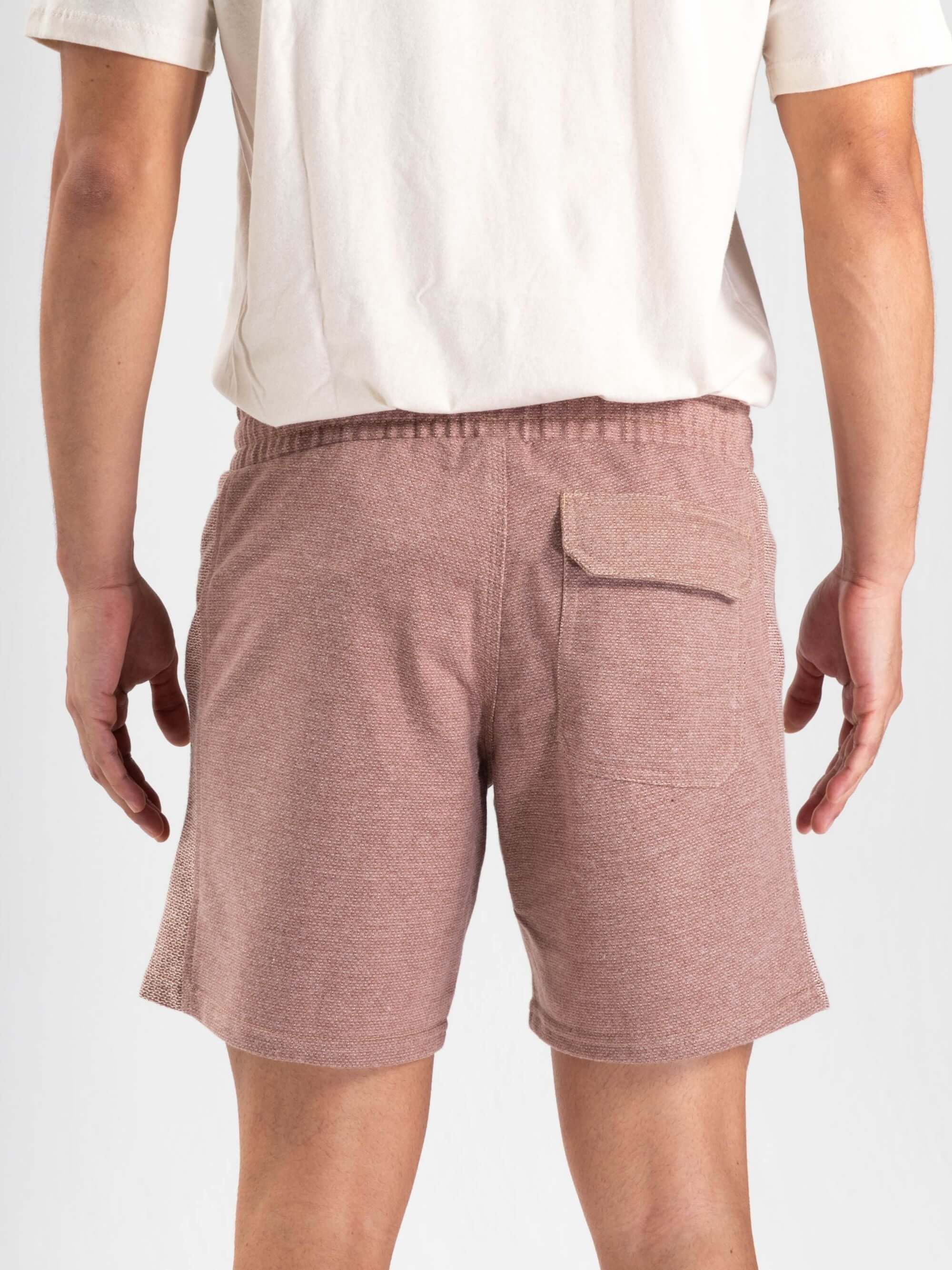 Short moletom rustic bege da Greenish, mostrando detalhes do bolso traseiro e cós em elástico para conforto.