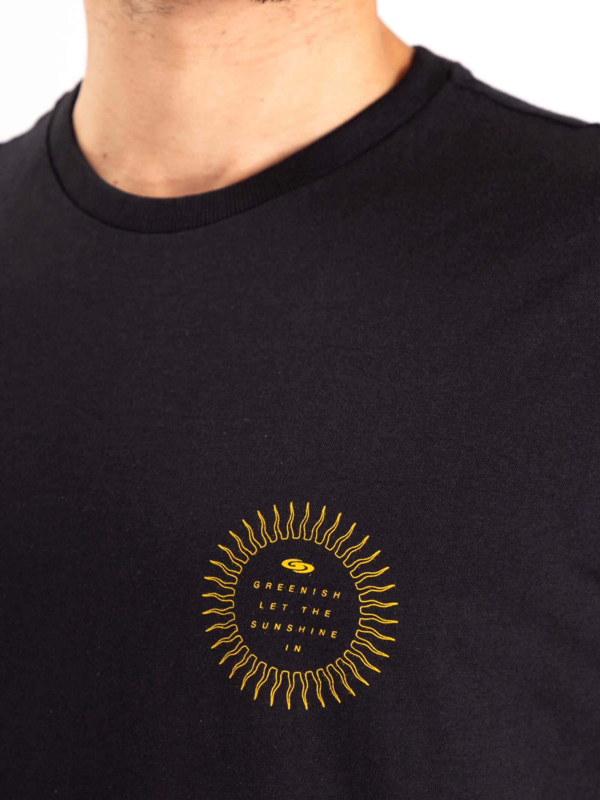 Camiseta preta da Greenish com estampa 'Let the Sunshine In' em amarelo, perfeita para o dia a dia.
