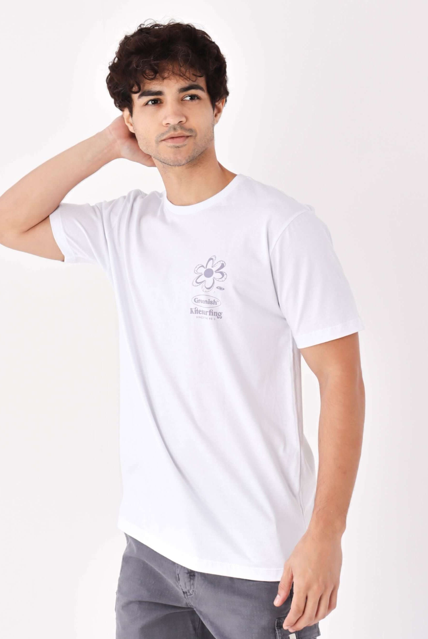 Camiseta branca Kite Flowers da Greenish, estampada com flores, estilo casual e moderno.