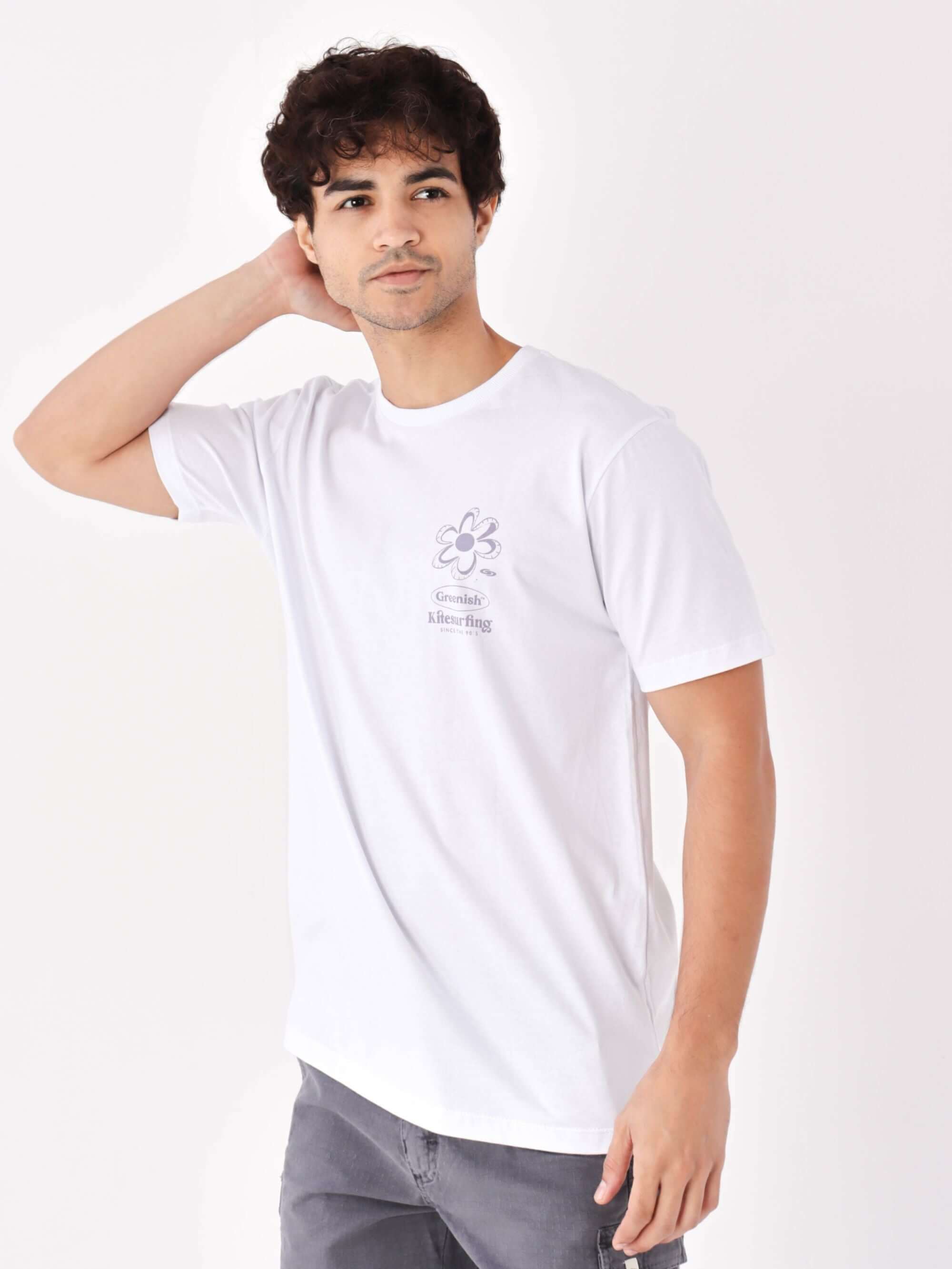 Camiseta branca Kite Flowers da Greenish, estampada com flores, estilo casual e moderno.