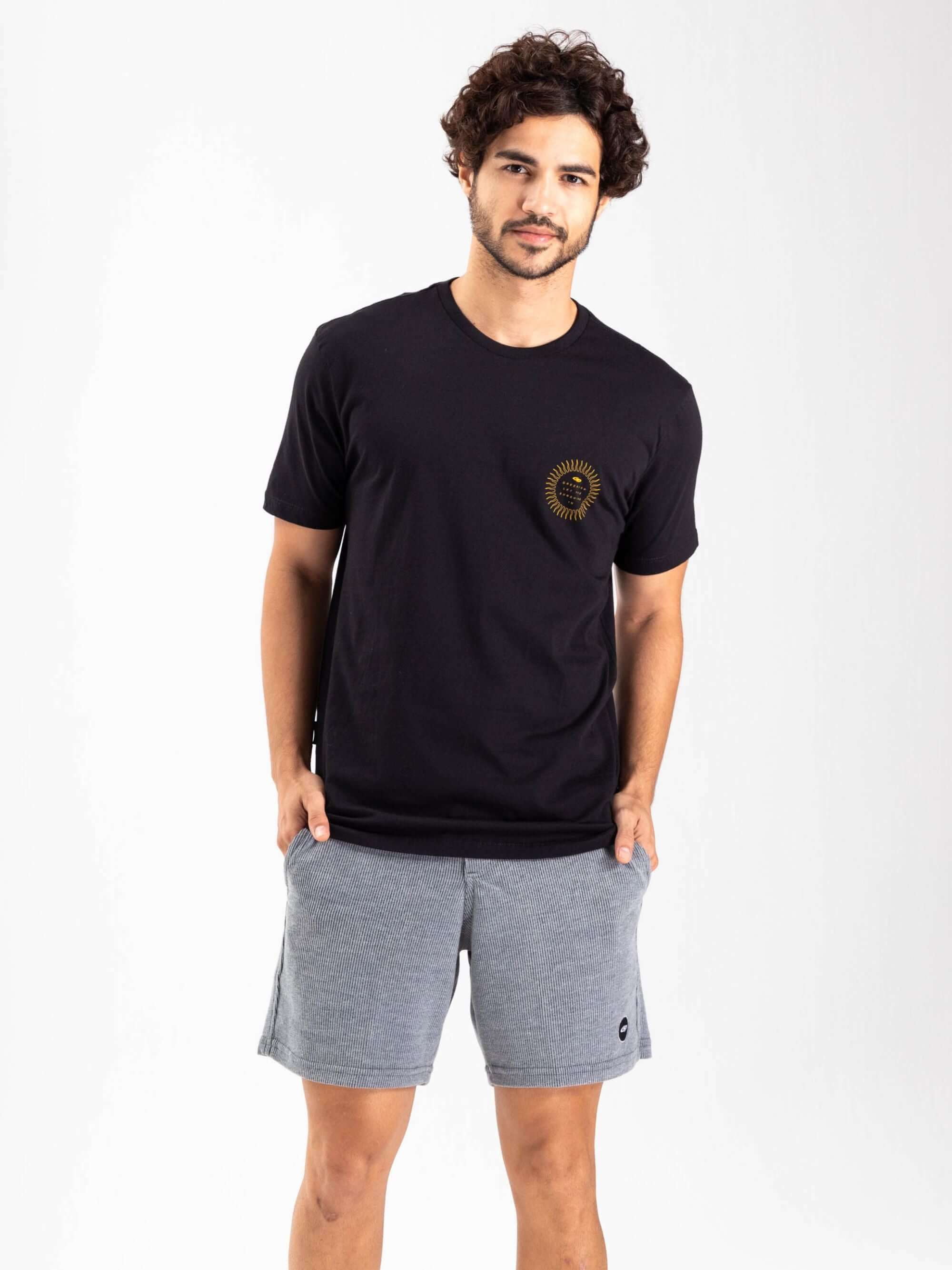 Camiseta Let the Sunshine In - Preto da Greenish, modelagem clássica e conforto ideal para o dia a dia.