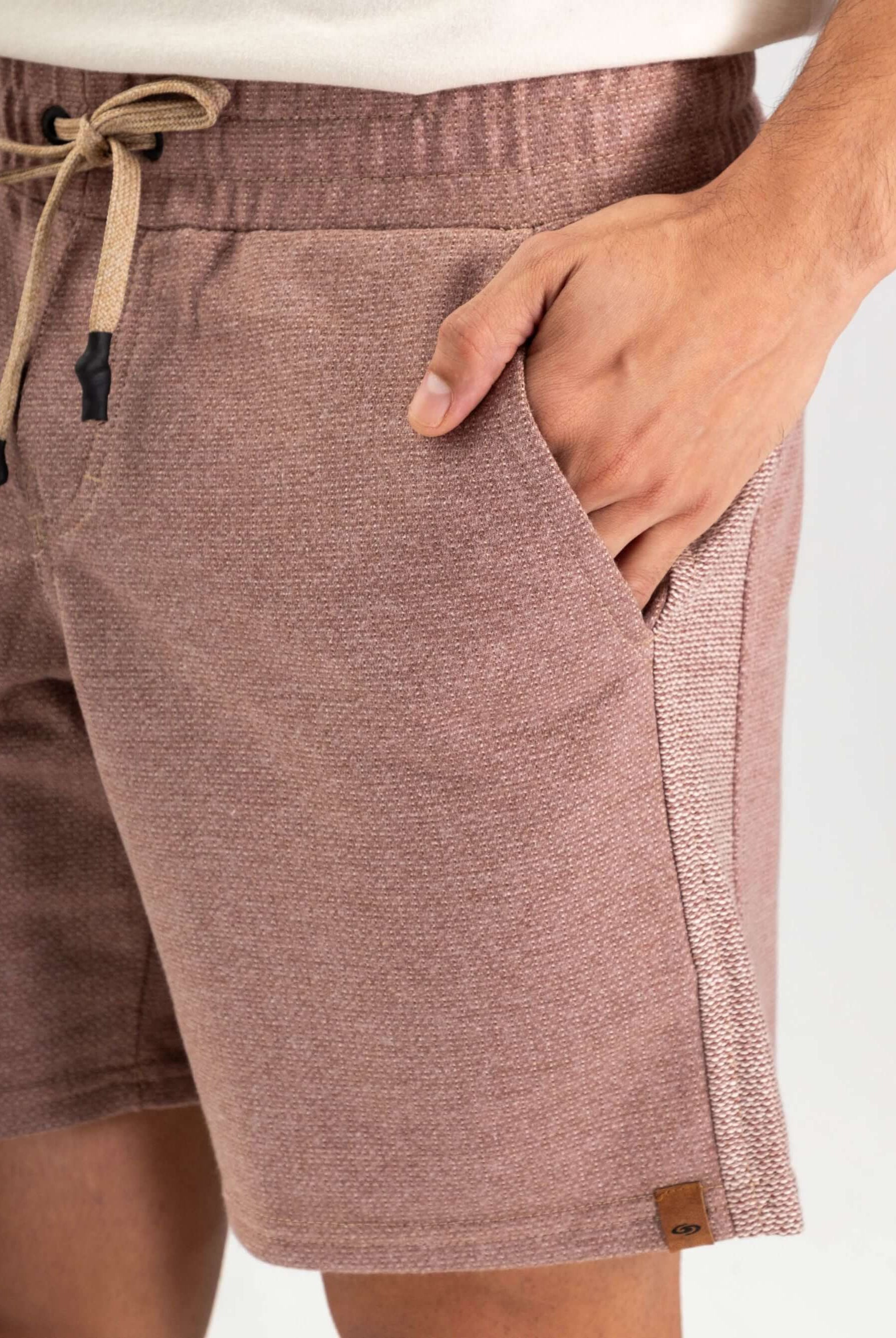 Bermuda Short Moletom Rustic Beige da Greenish, com cós elástico e detalhes exclusivos, ideal para conforto e estilo.