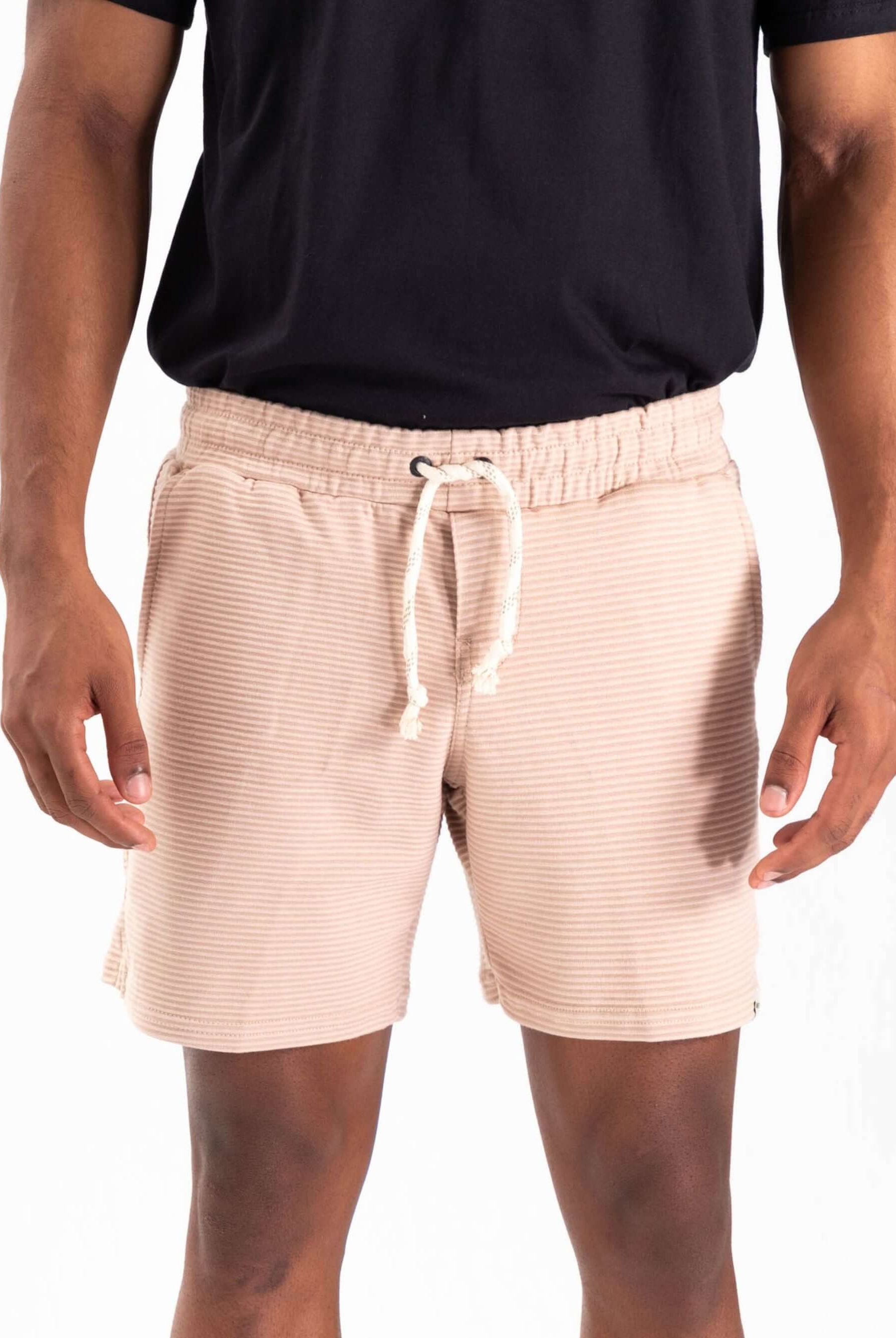 Bermuda moletom canelado Waves bege da Greenish, ideal para conforto e estilo casual em qualquer ocasião.