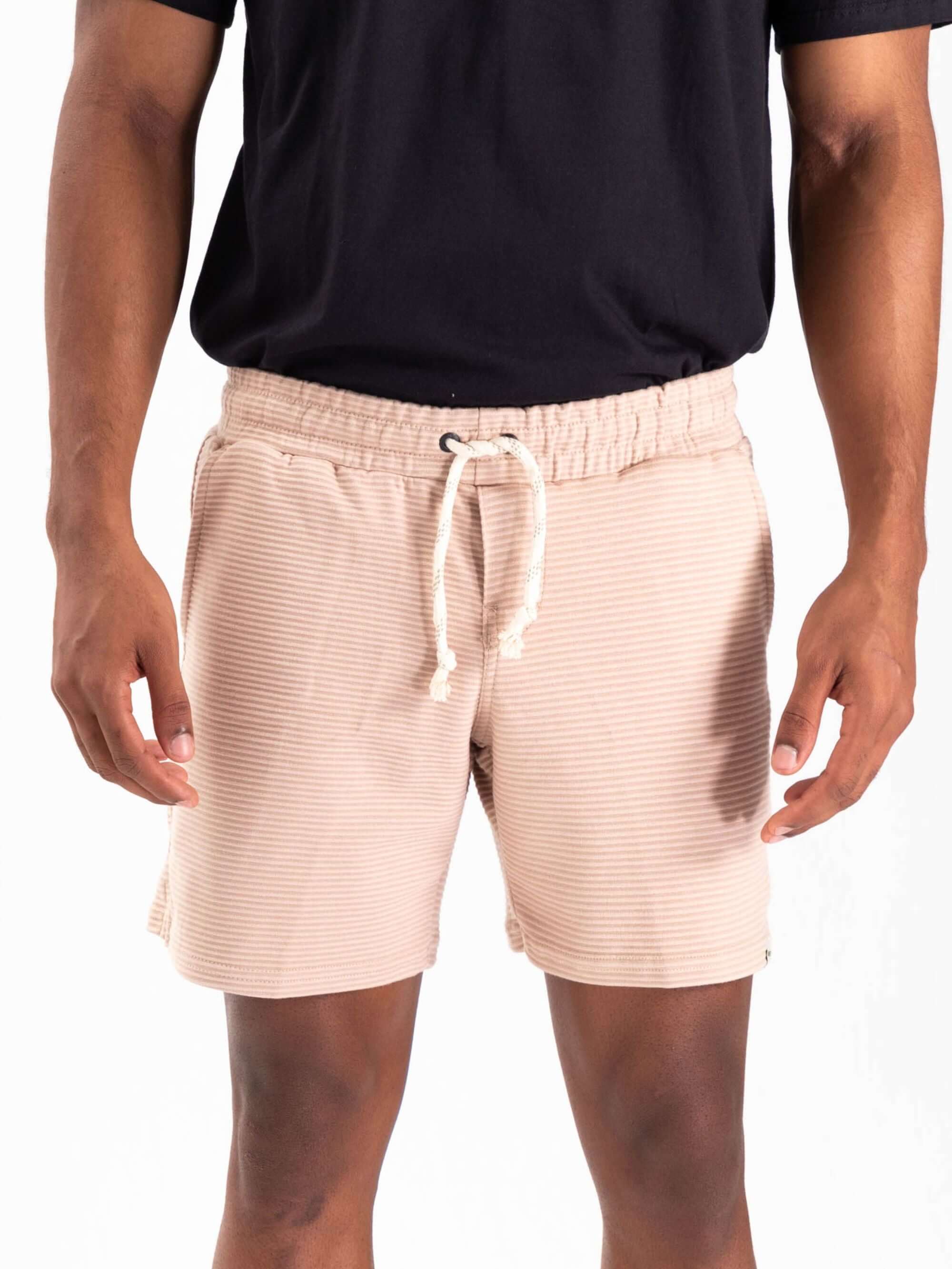 Bermuda moletom canelado Waves bege da Greenish, ideal para conforto e estilo casual em qualquer ocasião.