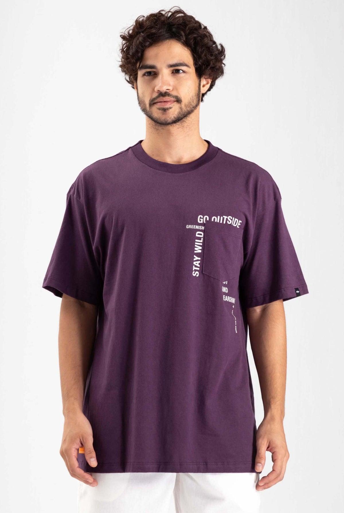 Camiseta oversized roxa da Greenish, com estampa frontal e mensagem sobre natureza.