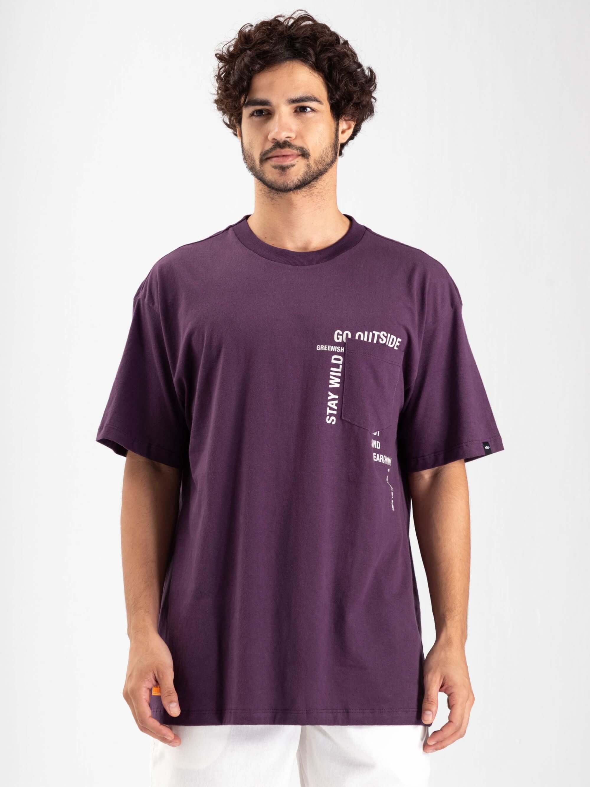 Camiseta oversized roxa da Greenish, com estampa frontal e mensagem sobre natureza.