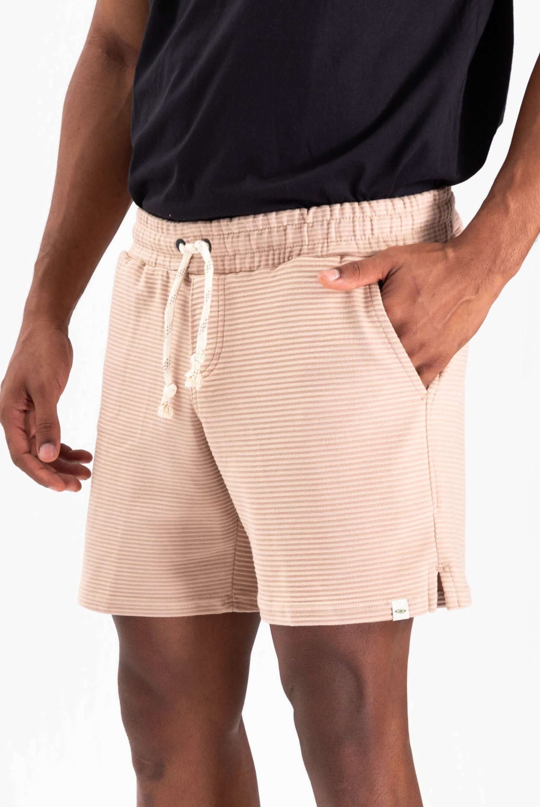 Bermuda Moletom Canelado Waves Beige da Greenish, confortável e despojada para todas as ocasiões.