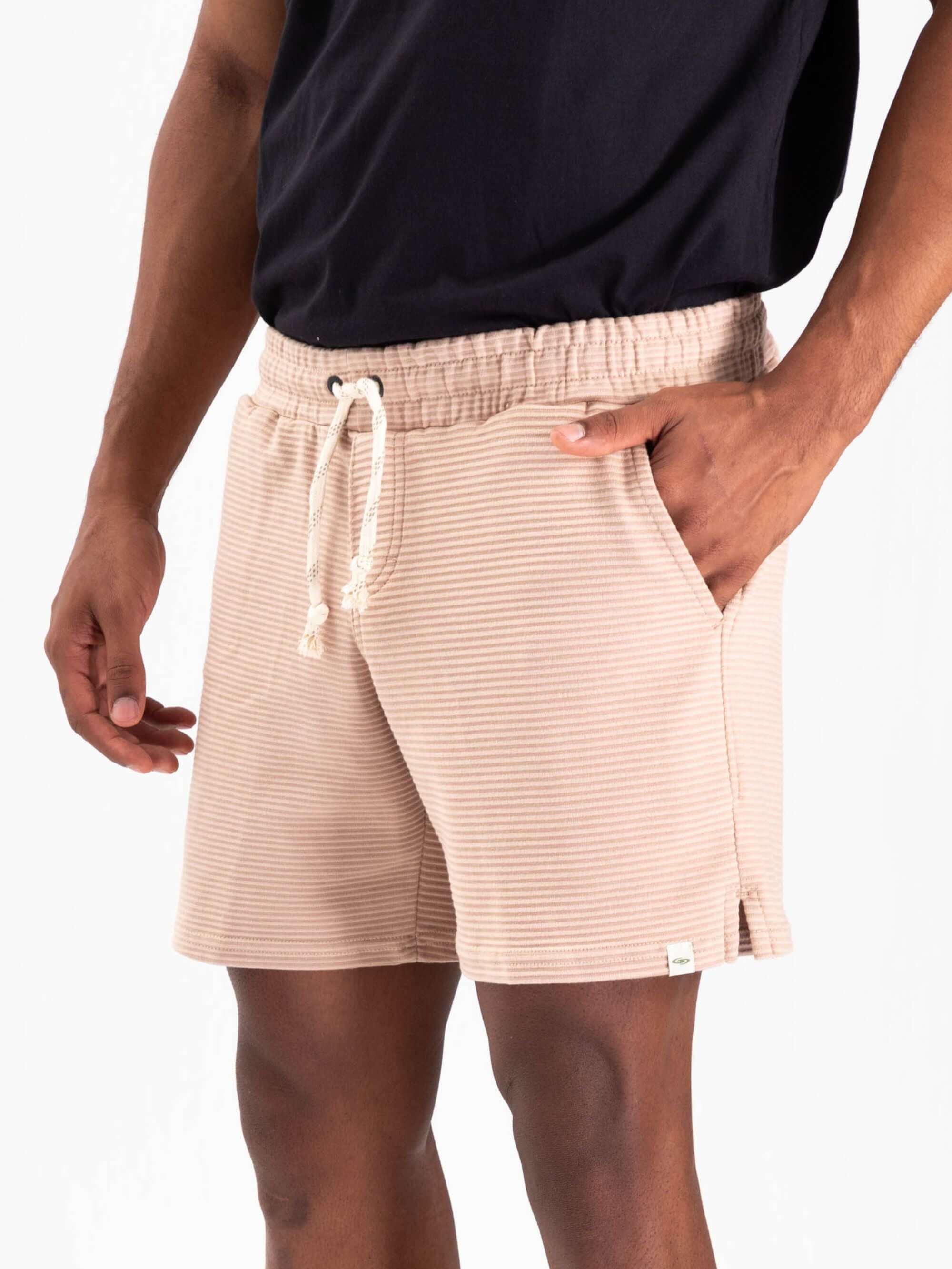 Bermuda Moletom Canelado Waves Beige da Greenish, confortável e despojada para todas as ocasiões.