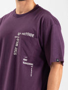 Camiseta oversized roxa da Greenish com frases inspiradoras, perfeita para estilo casual e conforto.