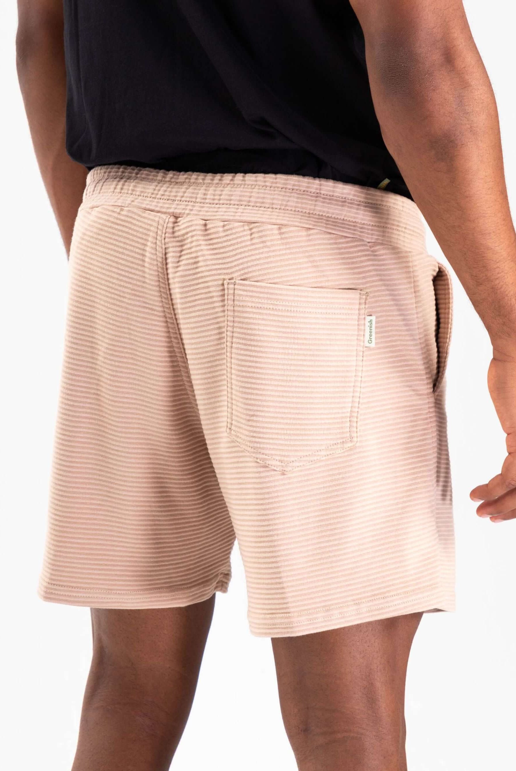 Bermuda Moletom Canelado Waves Beige da Greenish, oferecendo conforto e estilo casual, com detalhes de bolso e cós elástico.