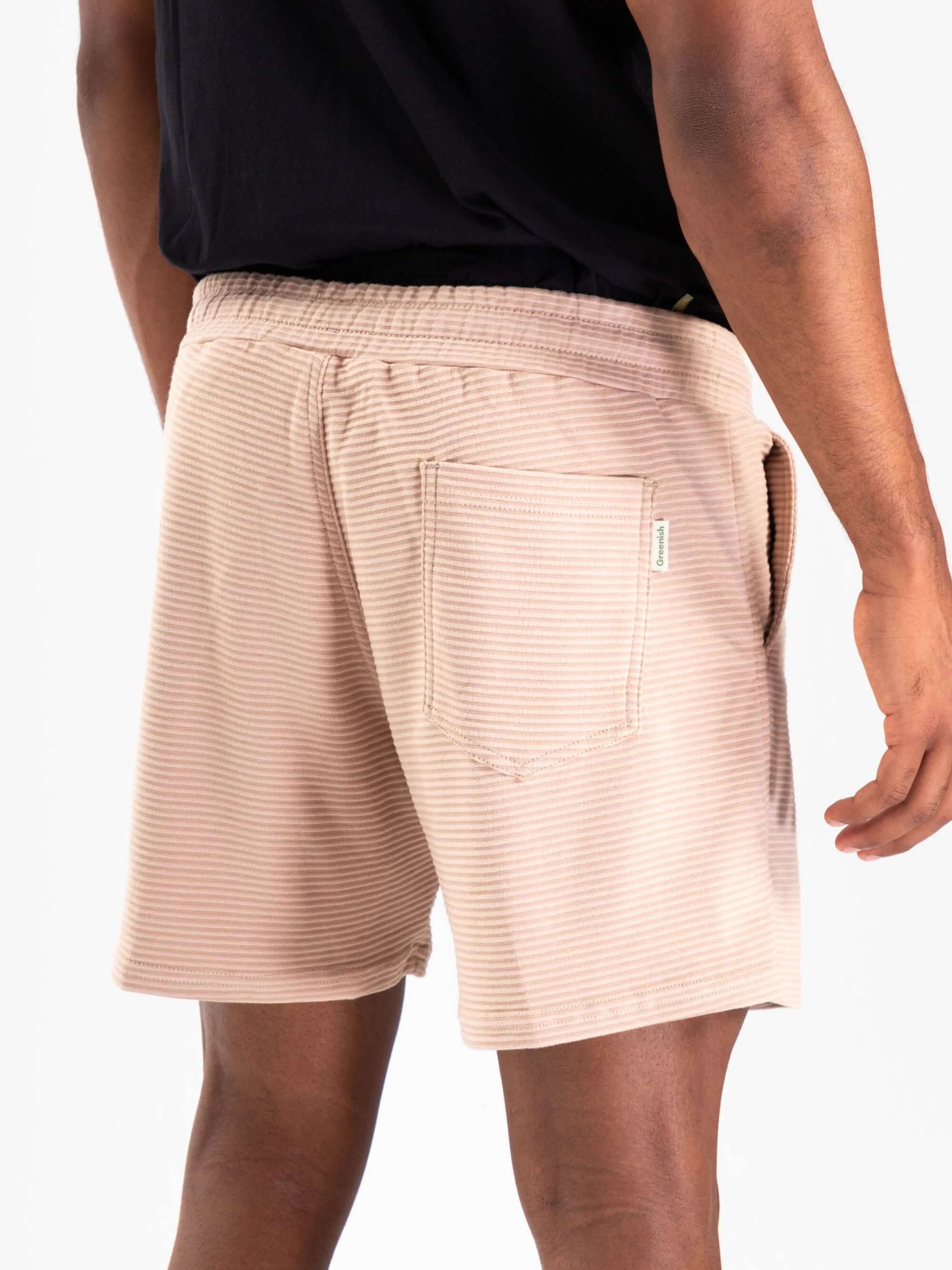 Bermuda Moletom Canelado Waves Beige da Greenish, oferecendo conforto e estilo casual, com detalhes de bolso e cós elástico.