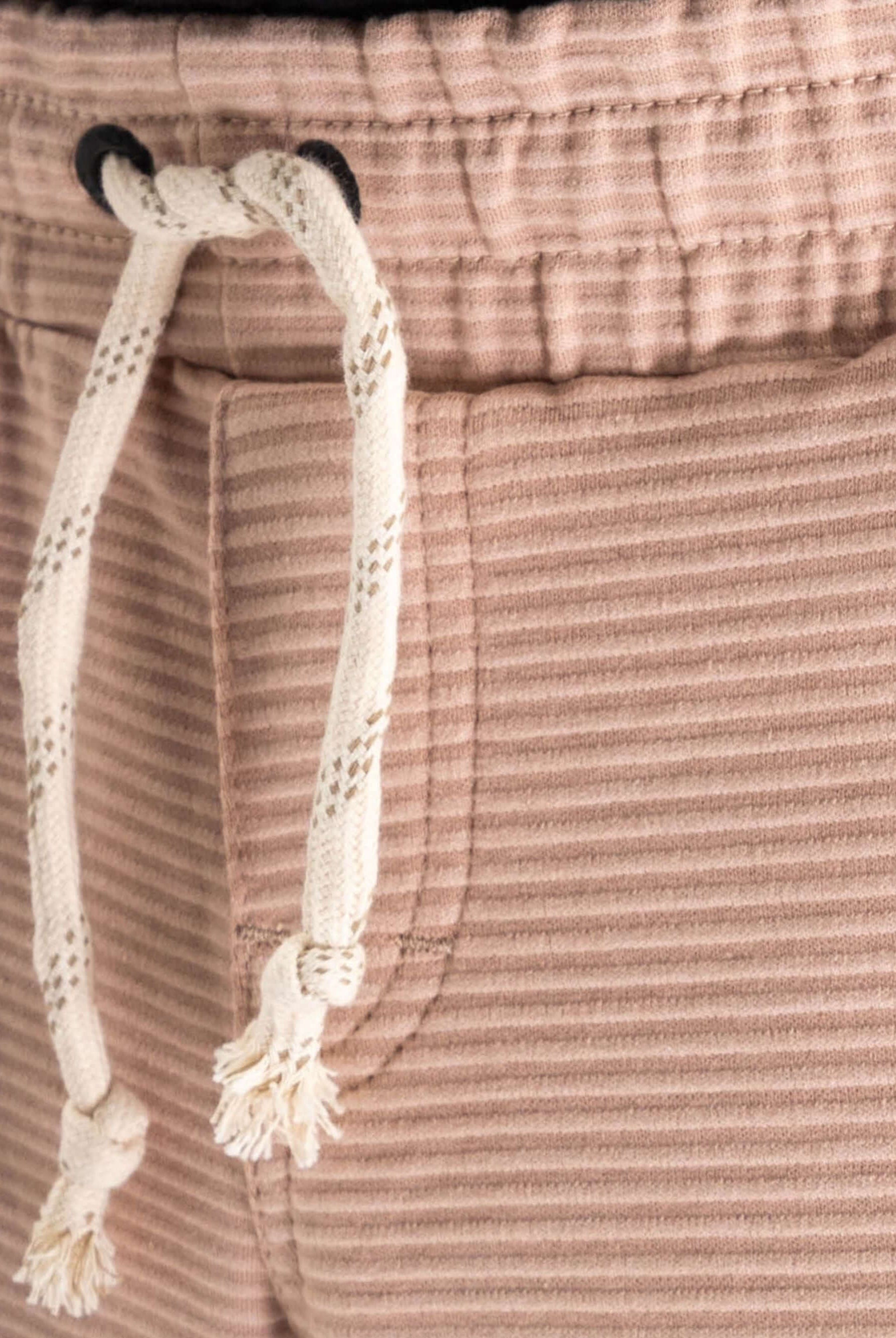 Detalhe da Bermuda Moletom Canelado Waves da Greenish, com cós elástico e cadarço de algodão em tom bege.