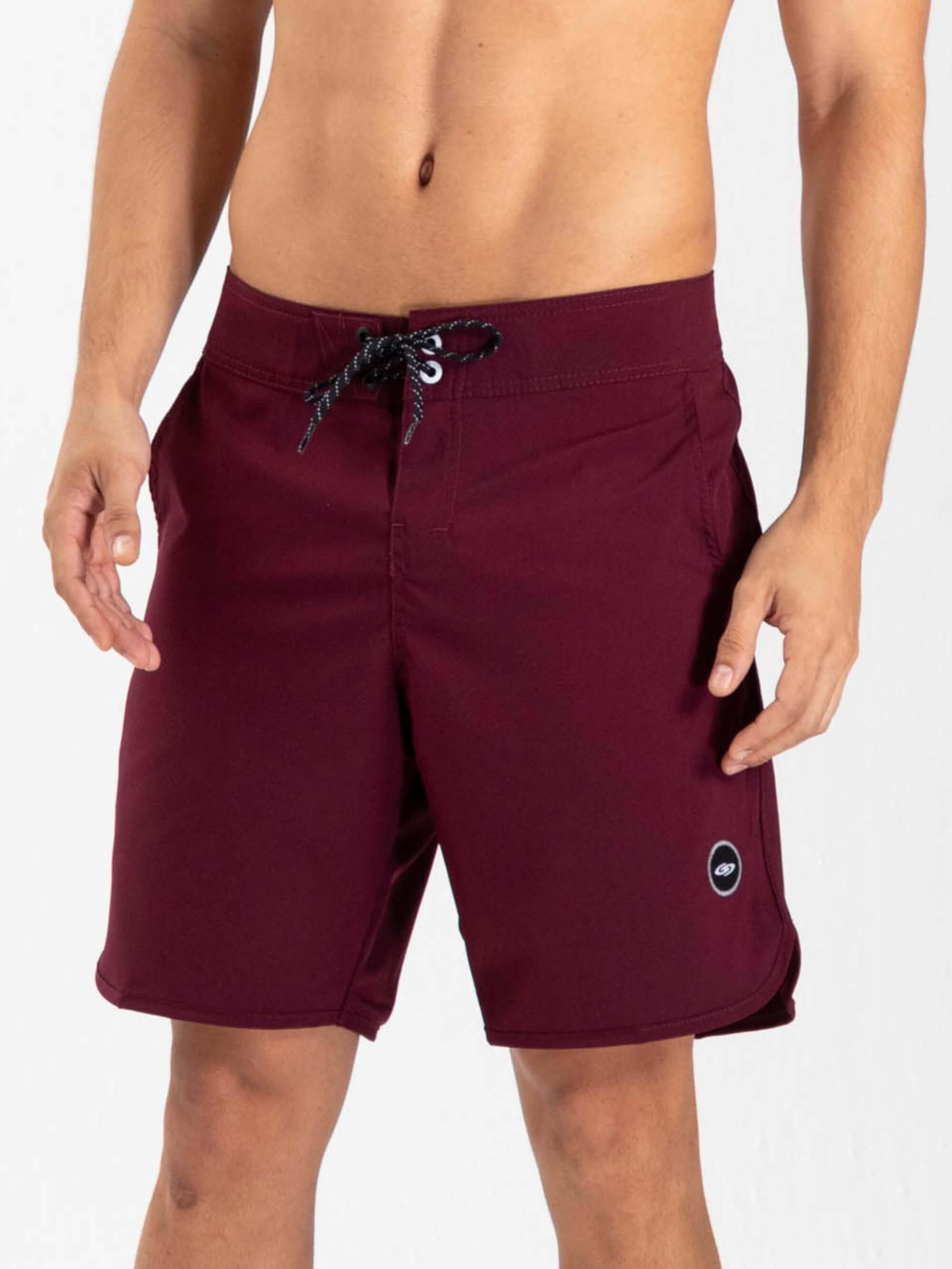 Boardwalk New Basic in bordo by Greenish, featuring a double waistband and side pockets for maximum comfort.