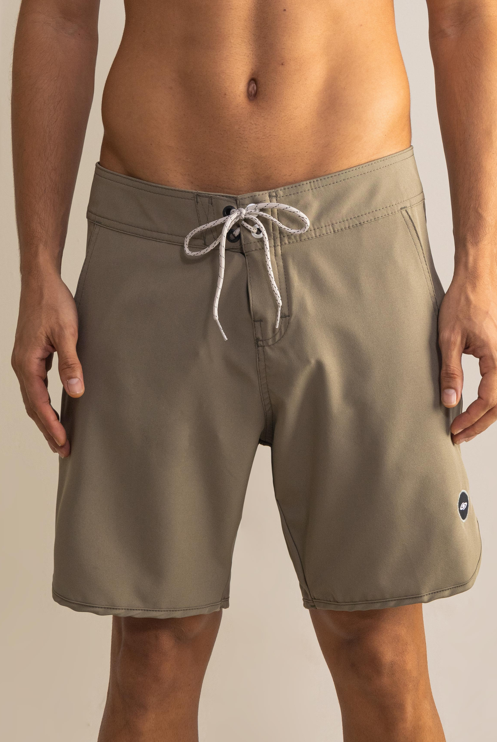 Boardwalk New Basic Verde da Greenish com cós anatômico duplo, total stretch, bolsos e zíper. Ideal para uso diário e conforto.