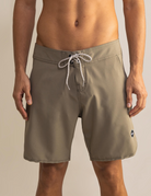 Boardwalk New Basic Verde da Greenish com cós anatômico duplo, total stretch, bolsos e zíper. Ideal para uso diário e conforto.