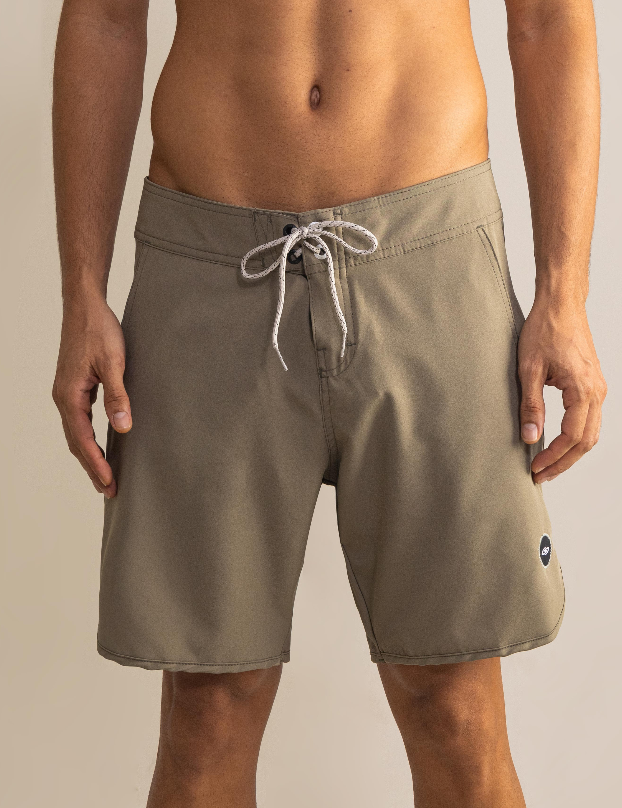 Boardwalk New Basic Verde da Greenish com cós anatômico duplo, total stretch, bolsos e zíper. Ideal para uso diário e conforto.