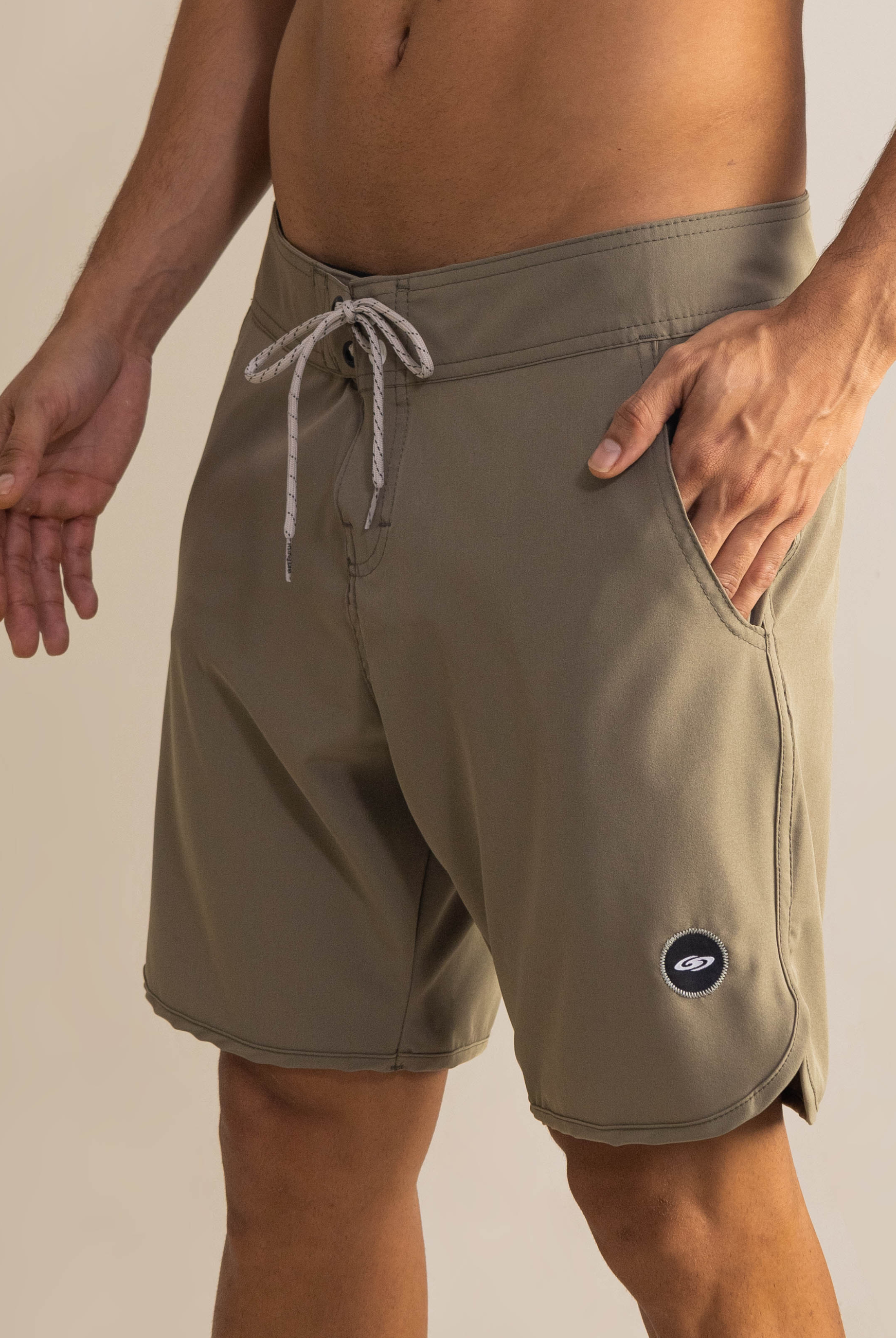 Bermuda Boardwalk New Basic Verde da Greenish com cós anatômico, tecnologia total stretch e bolsos com zíper para conforto diário.