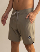 Bermuda Boardwalk New Basic Verde da Greenish com cós anatômico, tecnologia total stretch e bolsos com zíper para conforto diário.