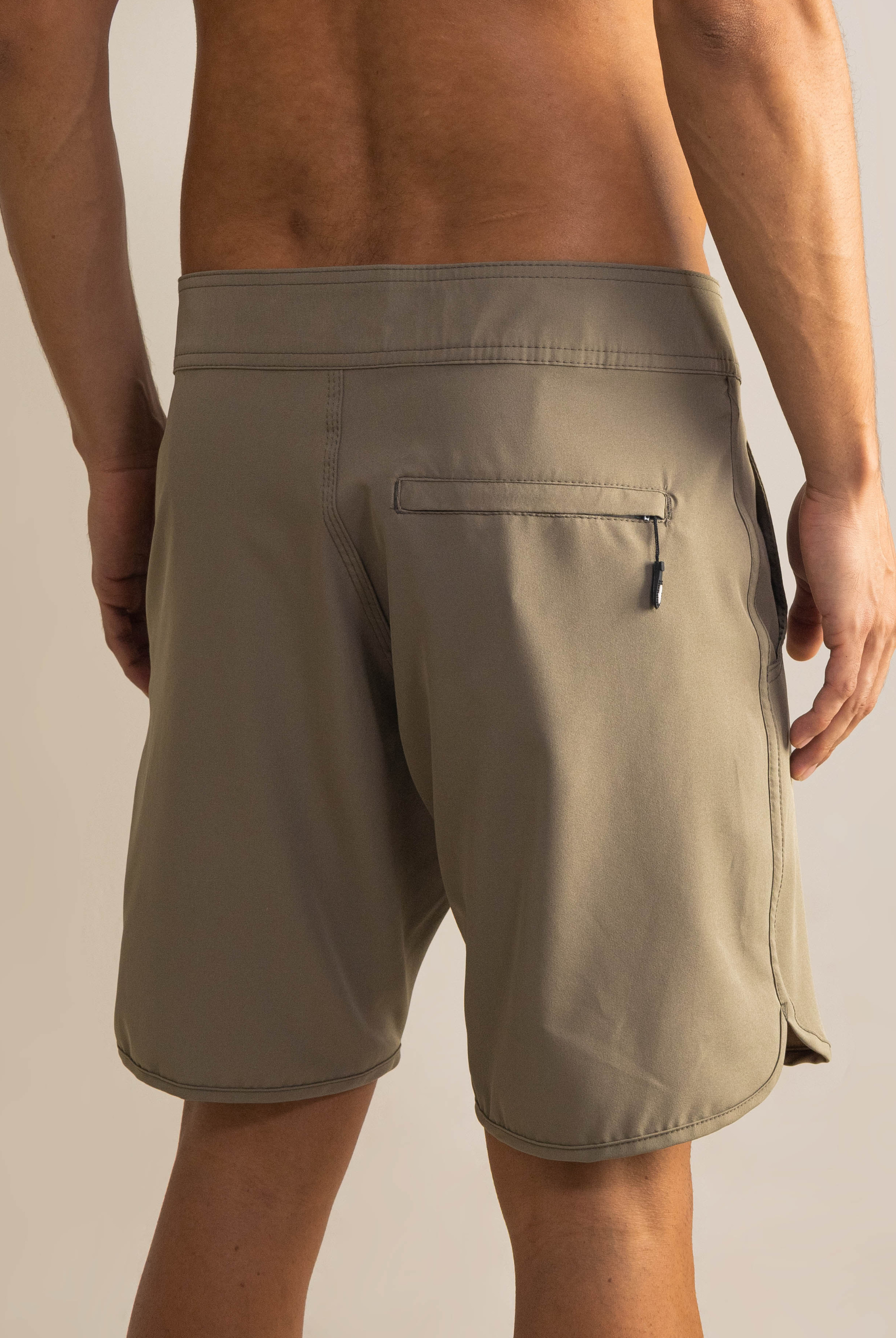 Shorts Boardwalk New Basic Verde da Greenish com bolso traseiro com zíper, tecido leve e cós anatômico duplo para conforto diário.