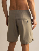 Shorts Boardwalk New Basic Verde da Greenish com bolso traseiro com zíper, tecido leve e cós anatômico duplo para conforto diário.