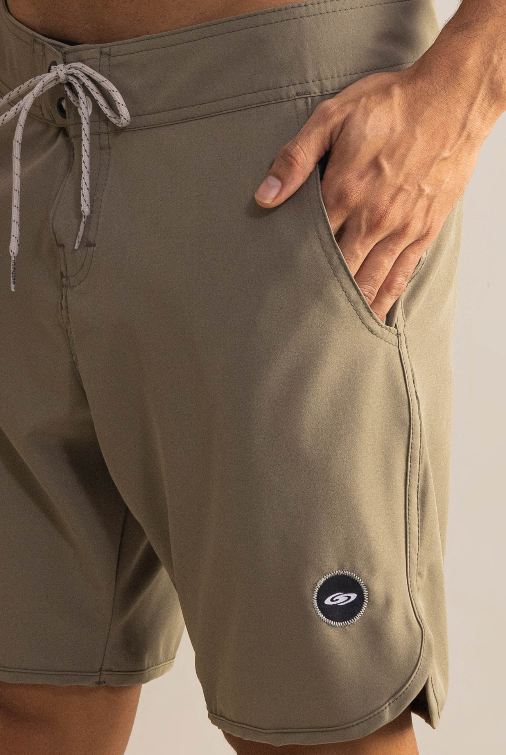 Boardwalk New Basic Verde com cós anatômico da Greenish, destacando conforto e bolsos com zíper personalizados.