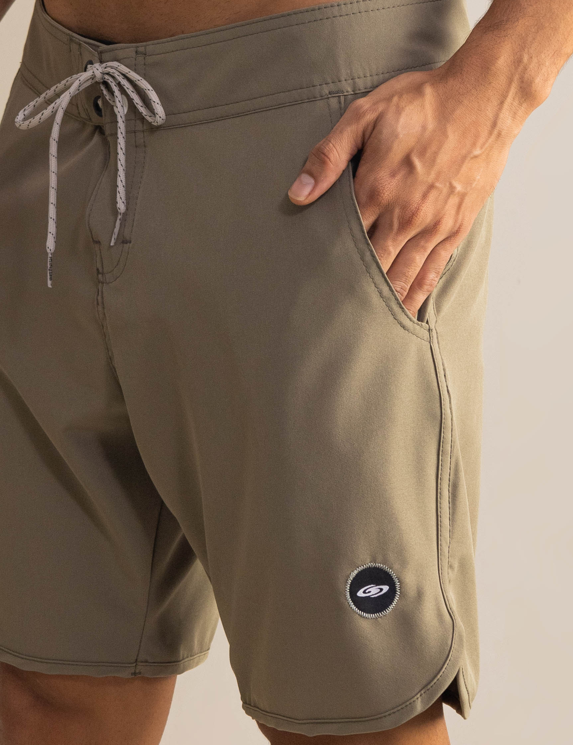 Boardwalk New Basic Verde com cós anatômico da Greenish, destacando conforto e bolsos com zíper personalizados.