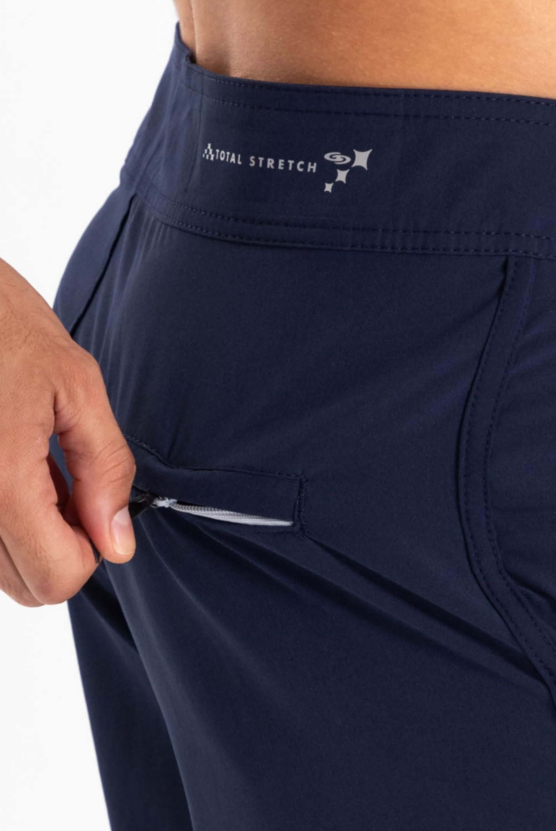 Greenish Boardwalk New Basic pants close-up showing zipper pocket and total stretch technology in azul marinho.