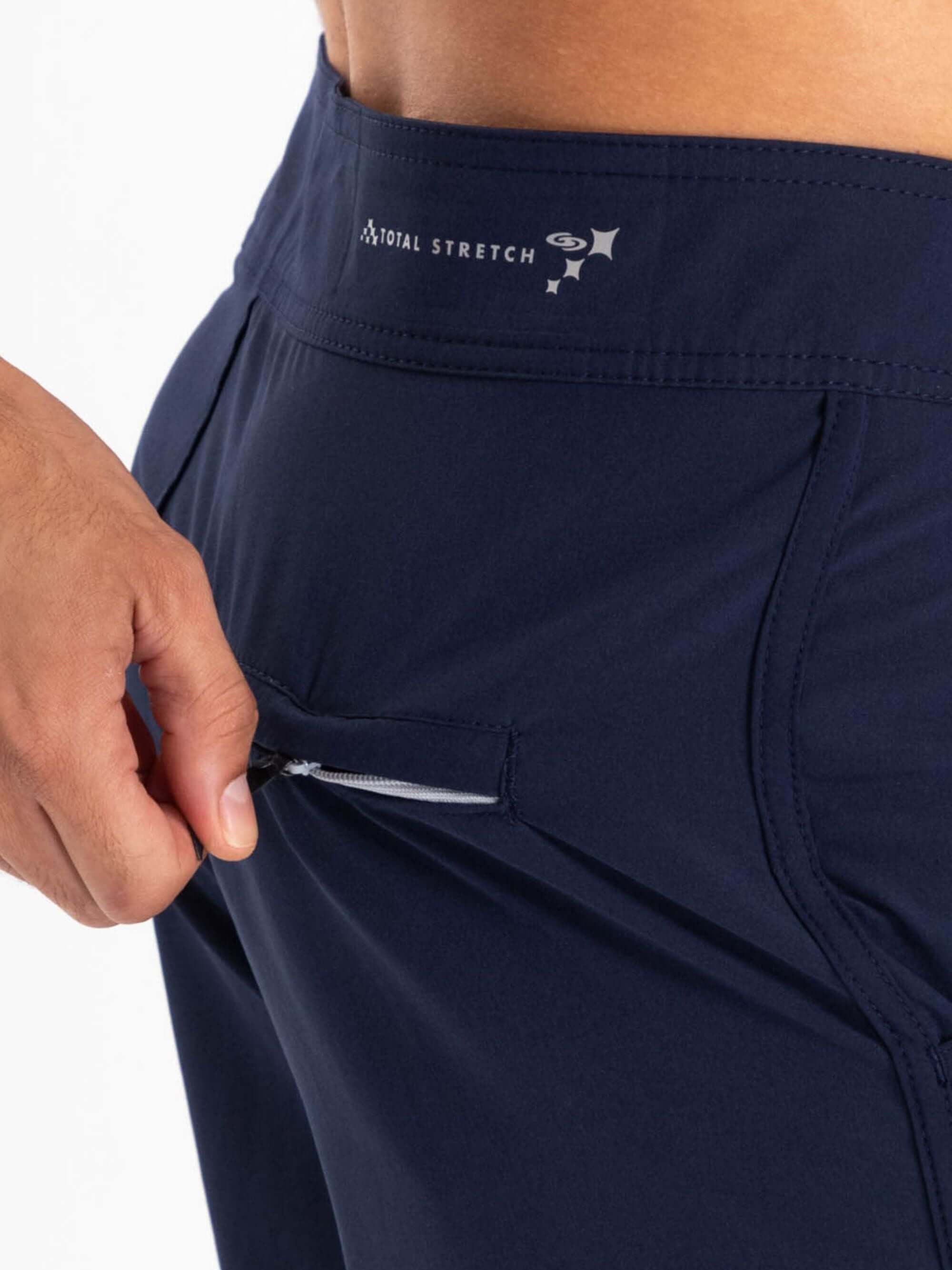 Greenish Boardwalk New Basic pants close-up showing zipper pocket and total stretch technology in azul marinho.