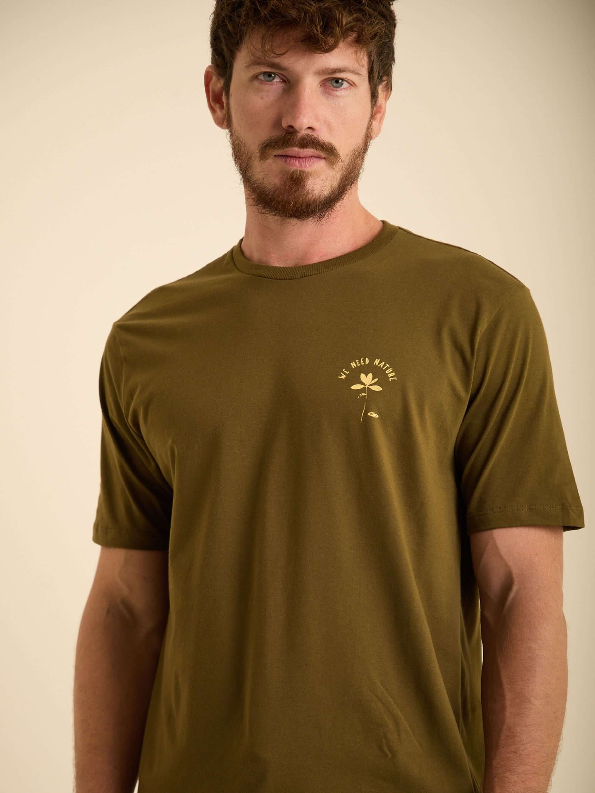 Camiseta verde escuro da Greenish, feita em algodão, ideal para looks streetwear e despojados.
