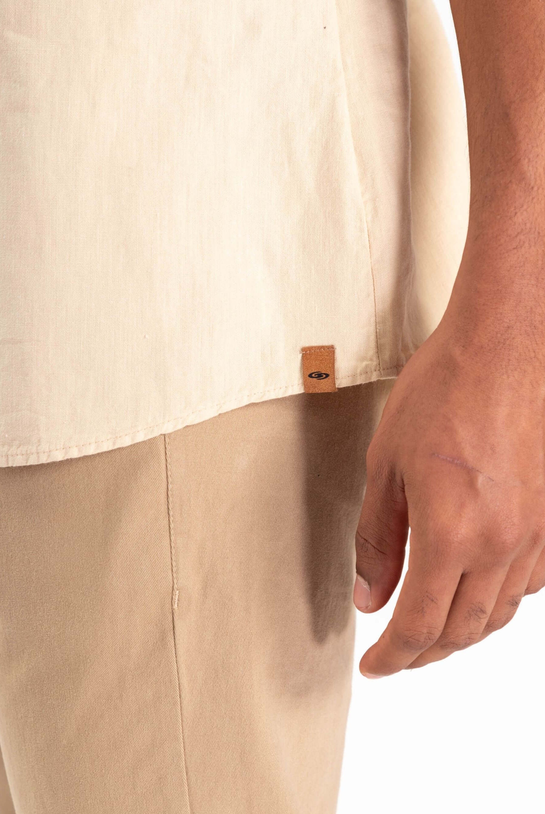 Camisa botão Hemp Canhamo caqui da Greenish, detalhe da barra e etiqueta, estilo casual e sustentável.