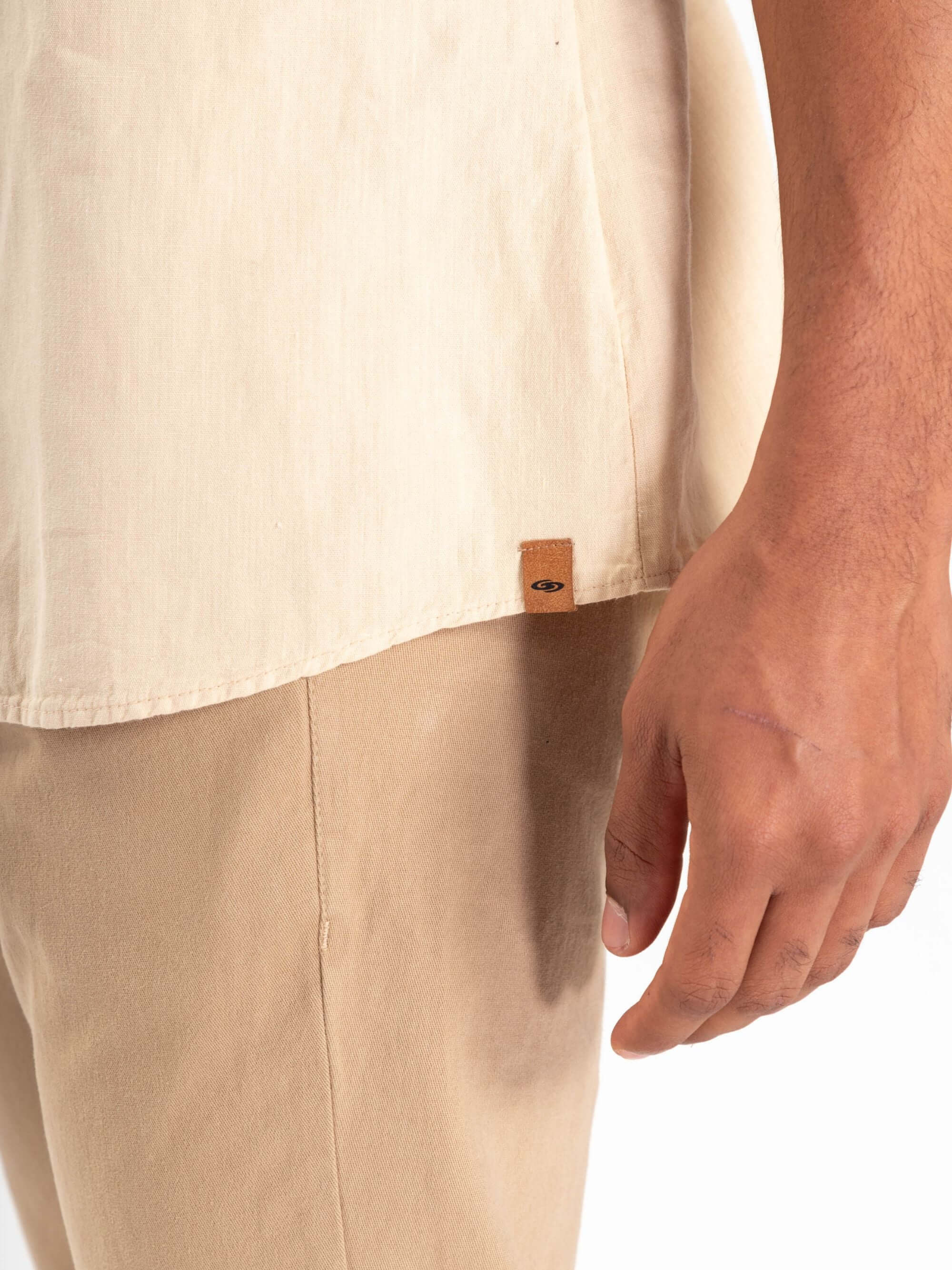 Camisa botão Hemp Canhamo caqui da Greenish, detalhe da barra e etiqueta, estilo casual e sustentável.