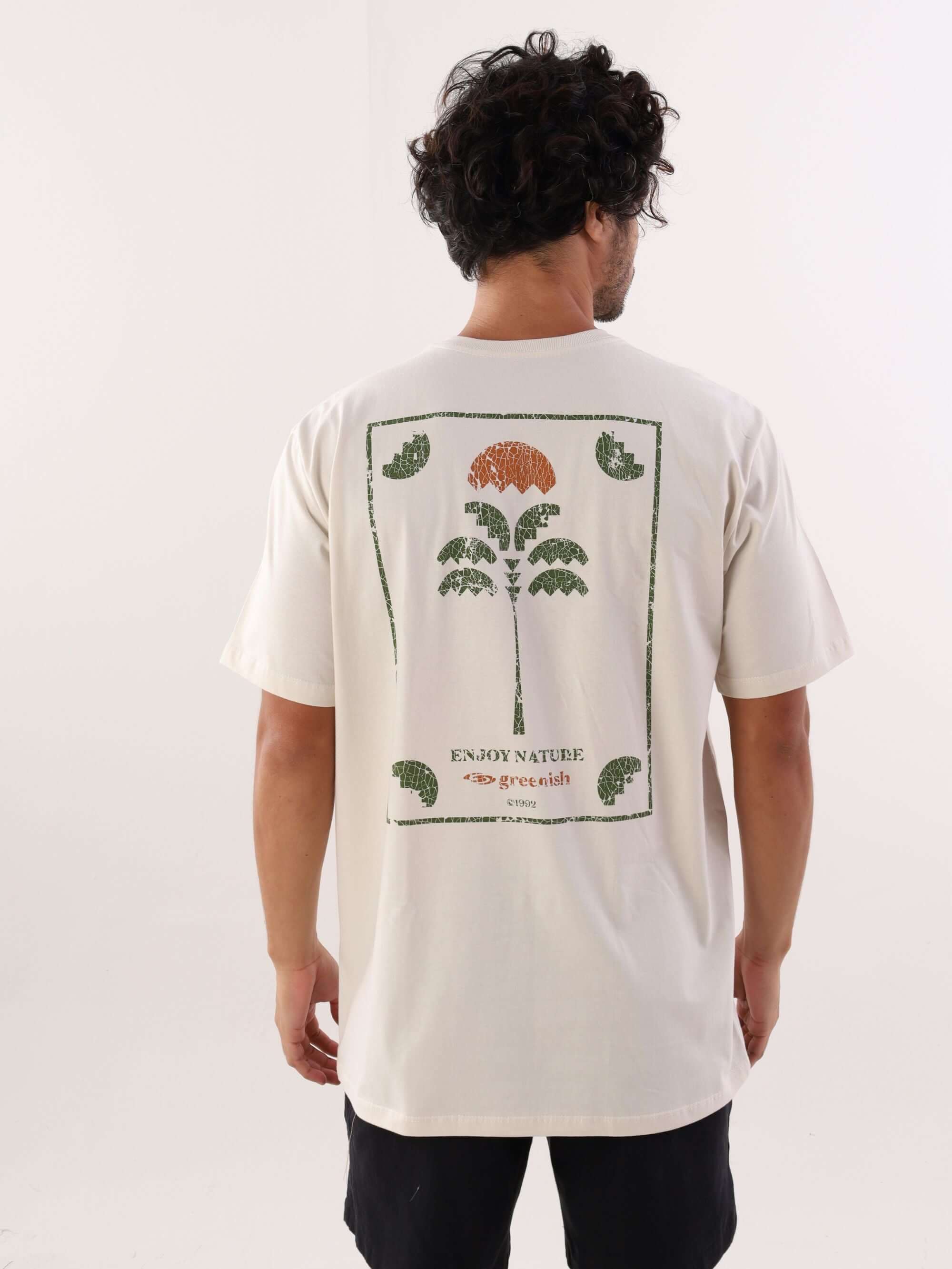 Camiseta Enjoy Nature bege da Greenish, estampa de flores e folhas, estilo natural e sustentável.