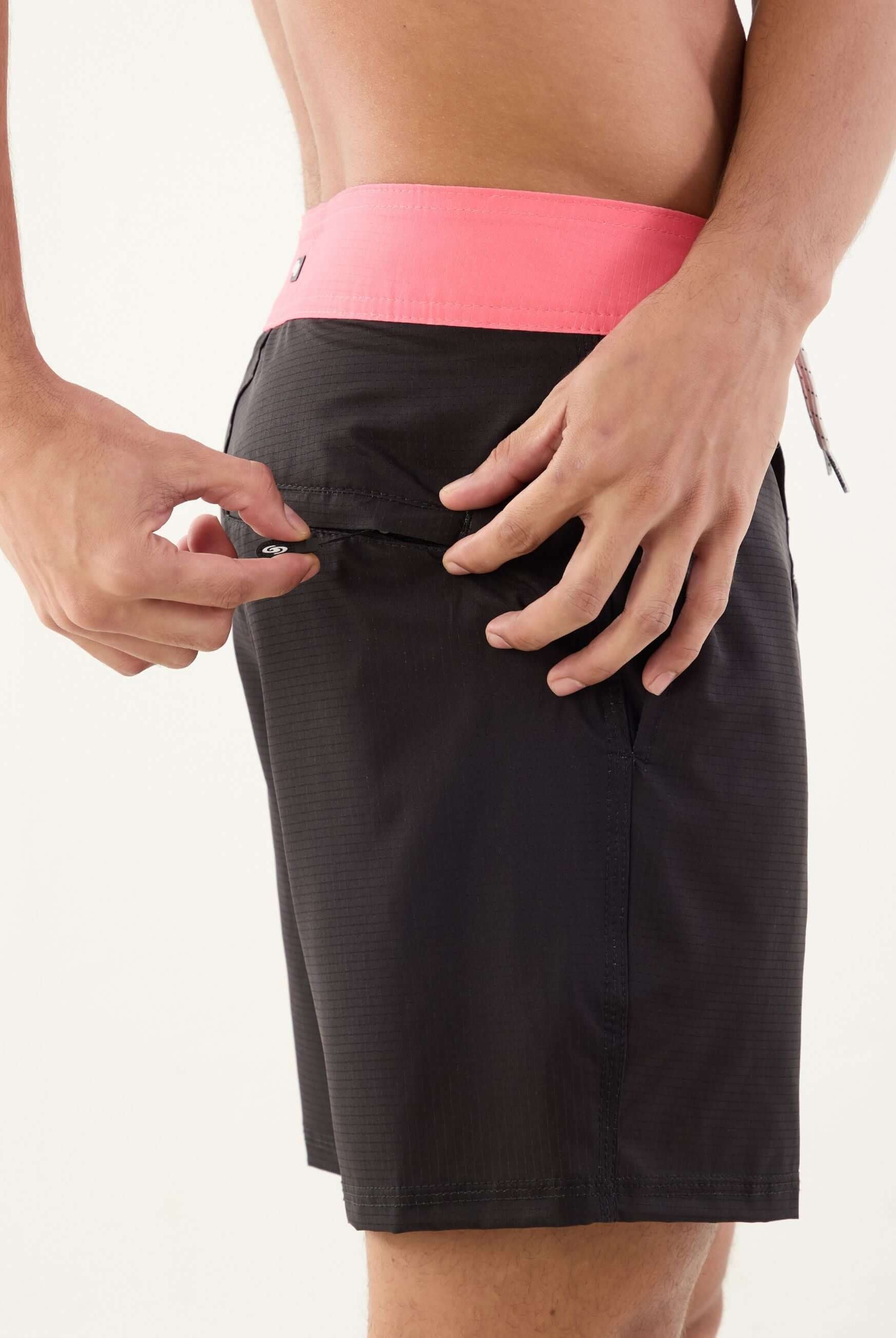 Bermuda Boardwalk Sunny Viber da Greenish, leve e confortável, com cós anatômico e amarração segura.