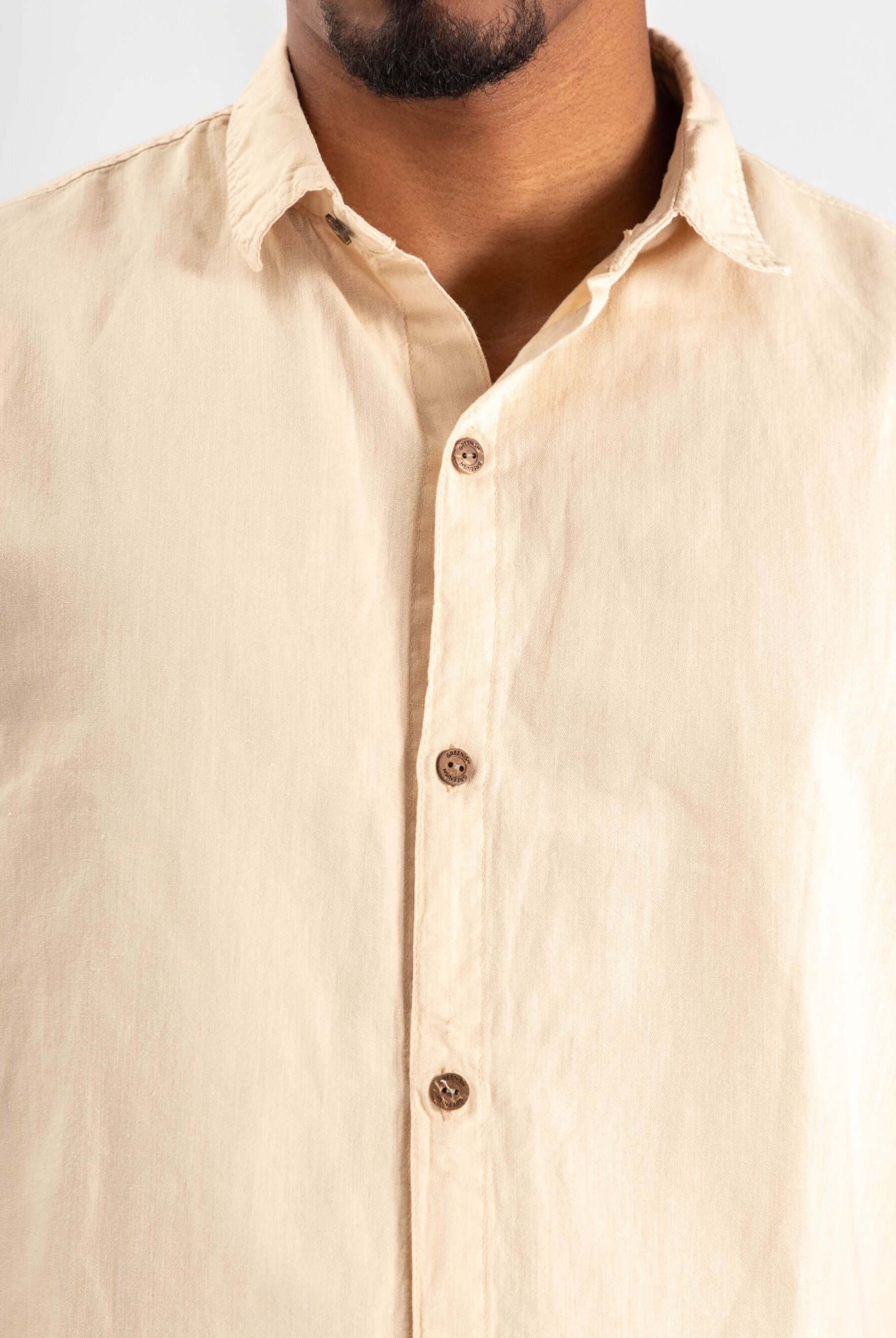 Camisa botão Hemp Canhâmo caqui da Greenish, destacando tecido leve e botões em destaque.