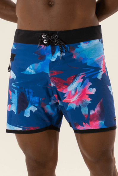 Shorts de banho Ultralight II Flowers da Greenish, modelo azul com estampa tropical, ideal para esportes aquáticos.