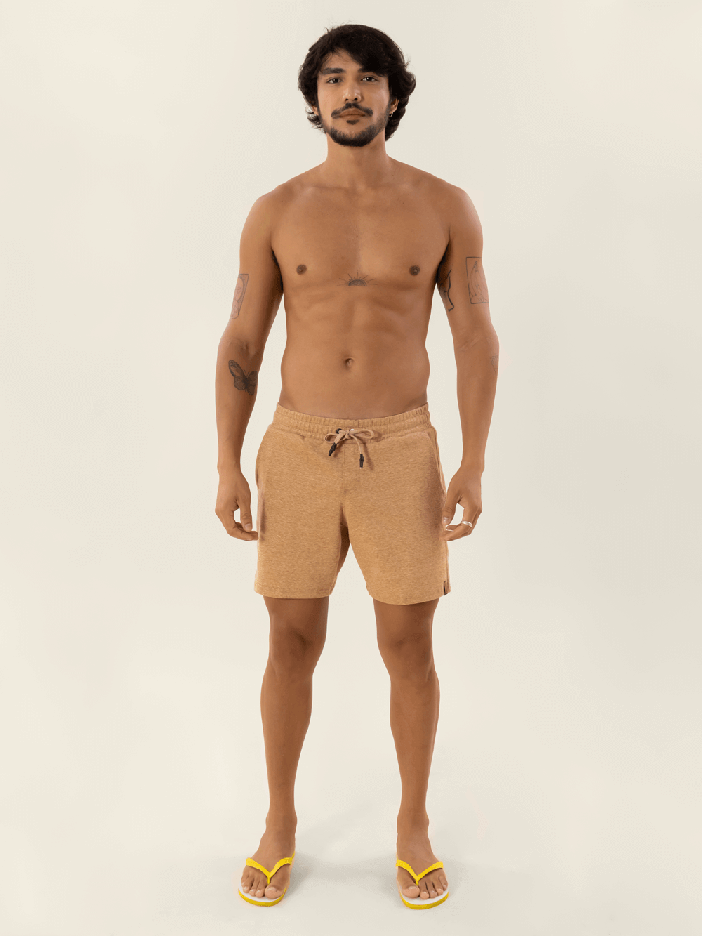 Bermuda Moletom Roma Bege da Greenish, ideal para looks casuais e esportivos.