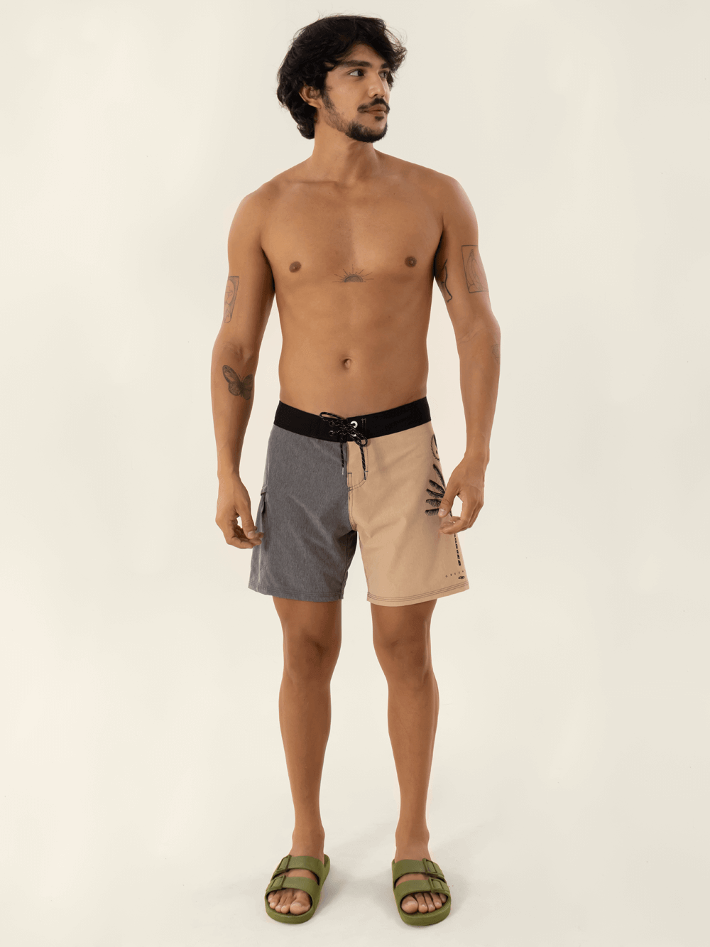Shorts de banho Greenish com estampa Yin Yang e palmeiras, cor grafite e detalhes em tons claros.