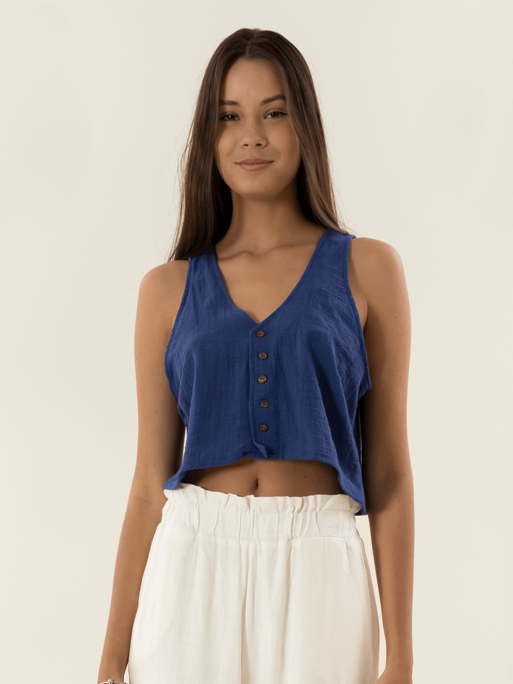 Blusa Maud azul da marca Greenish, modelo cropped com botões, ideal para looks casuais e frescos.