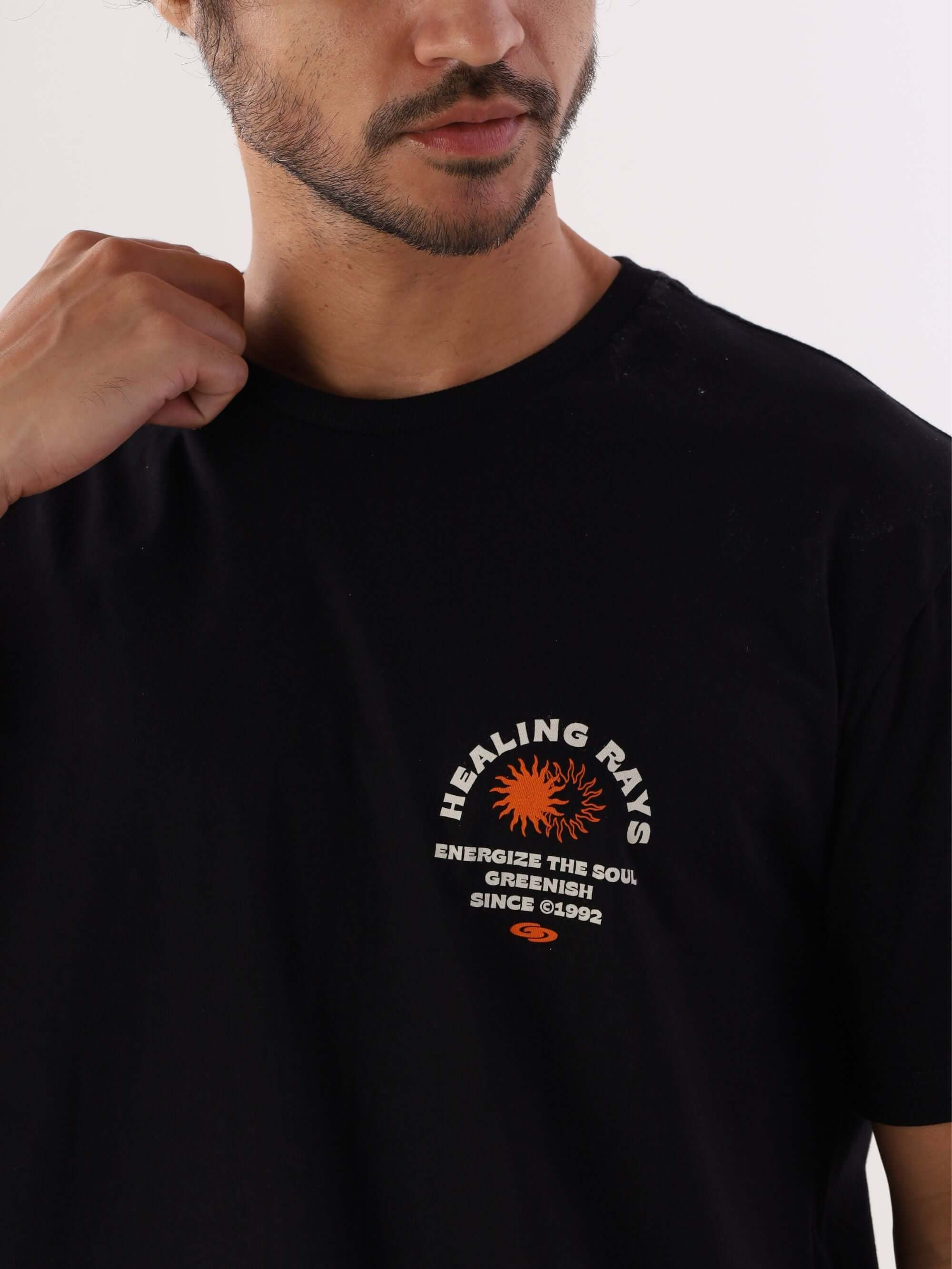 Camiseta Healing Rays preta da marca Greenish, estilo moderno com estampa vibrante. Ideal para energizar sua alma.