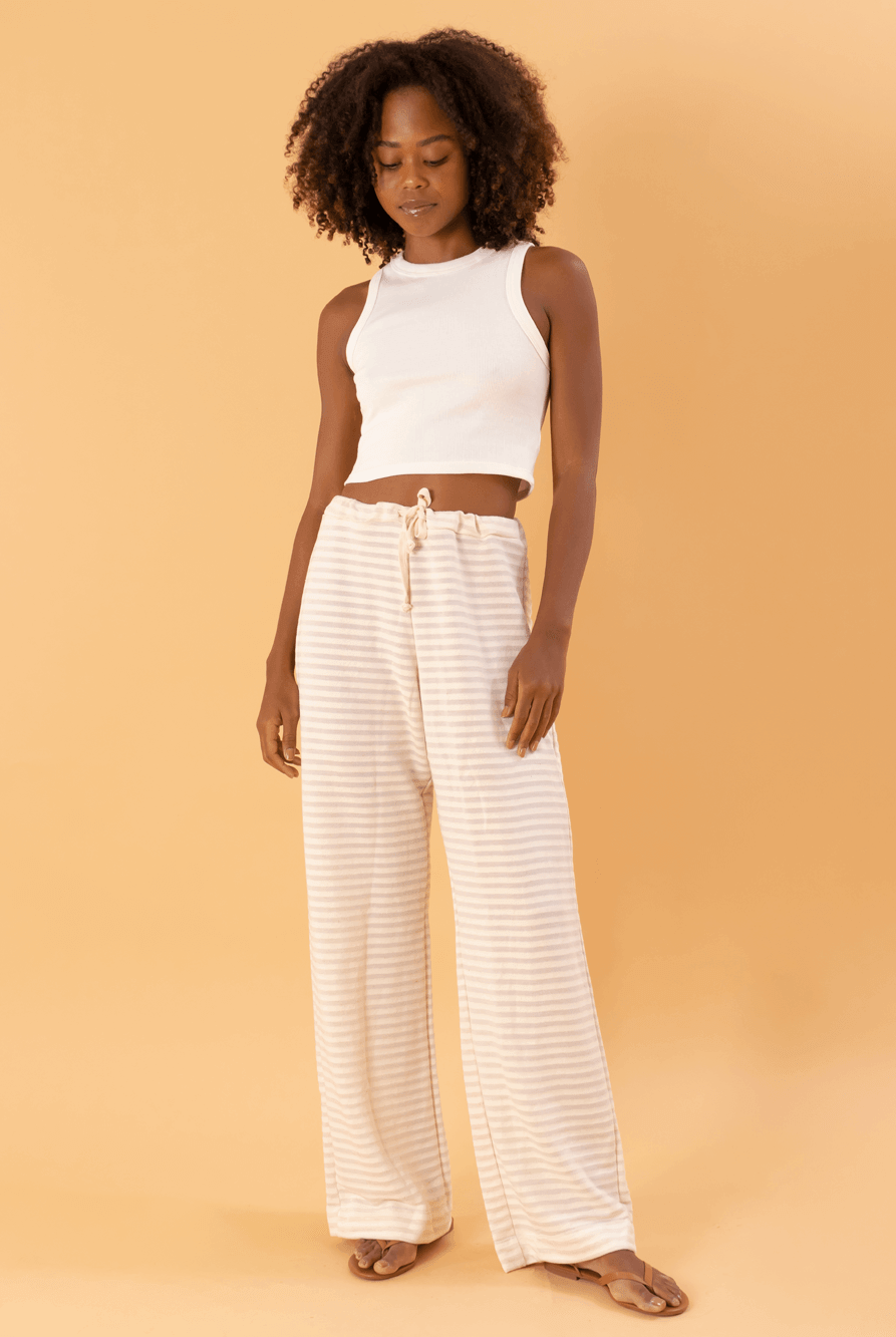 Calça So Easy bege da marca Greenish, com listras, ideal para um look casual e confortável.