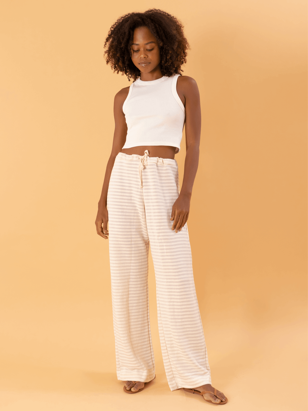 Calça So Easy bege da marca Greenish, com listras, ideal para um look casual e confortável.