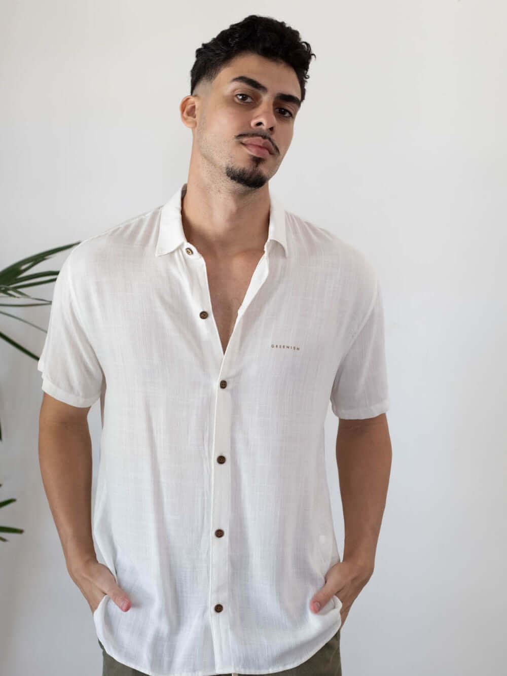Camisa botão manga curta off white da marca Greenish, estilo casual para homens, perfeita para o verão.