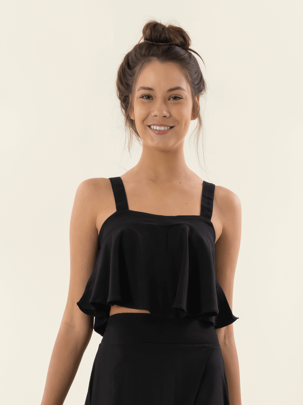 Top cropped feminino preto da marca Greenish, estilo Marbella, com detalhe de babado.