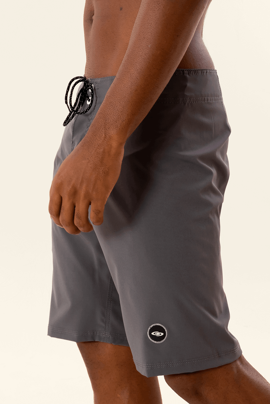 Greenish boardshort Total Stretch in cinza, designed for high performance and quick drying, perfect for surfing.
