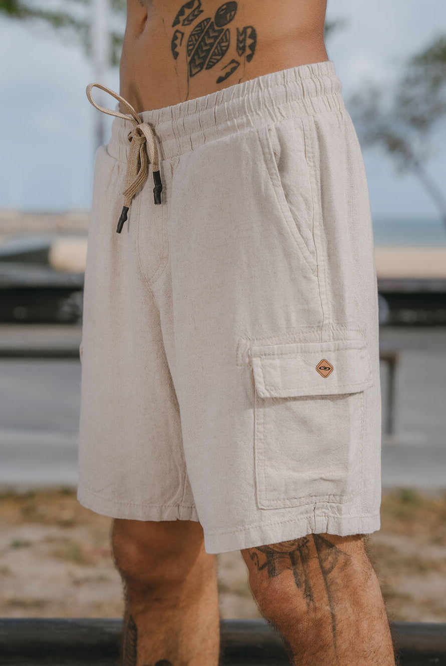 Bermuda Linho Vintage Cargo Natural da marca Greenish, ideal para dias de verão e passeio ao ar livre.