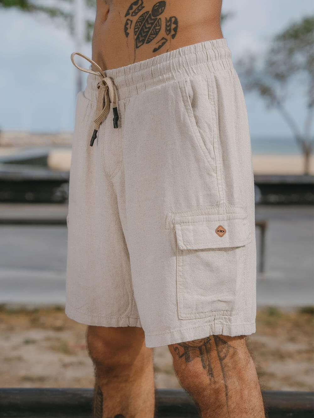 Bermuda Linho Vintage Cargo Natural da marca Greenish, ideal para dias de verão e passeio ao ar livre.
