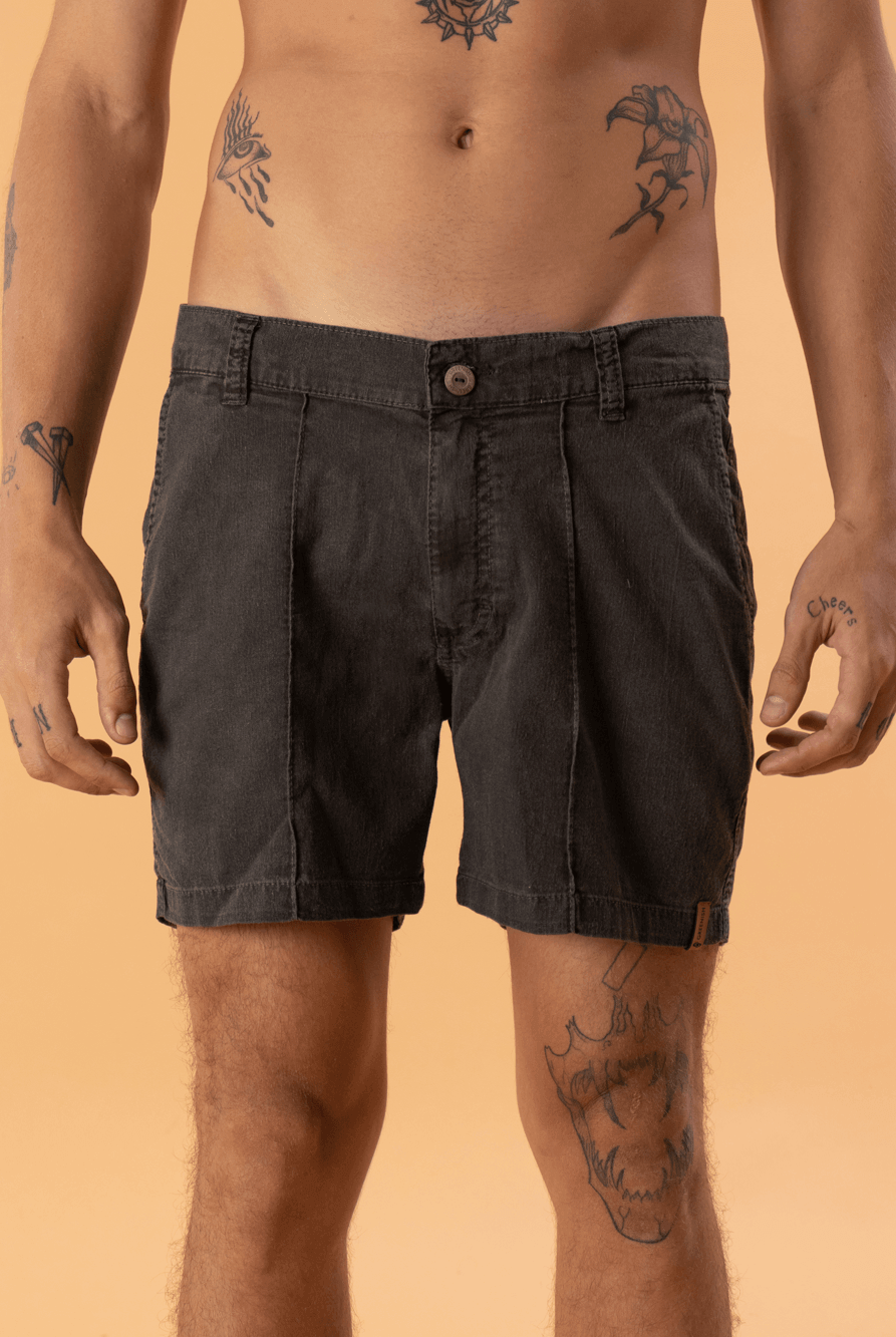 Bermuda slim fit preta em sarja da marca Greenish, perfeita para looks casuais e formais, ideal para o trabalho ou saídas.