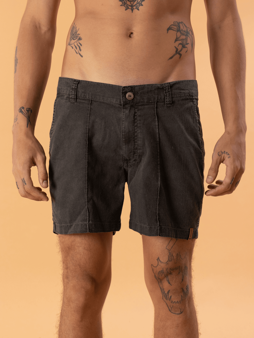 Bermuda slim fit preta em sarja da marca Greenish, perfeita para looks casuais e formais, ideal para o trabalho ou saídas.