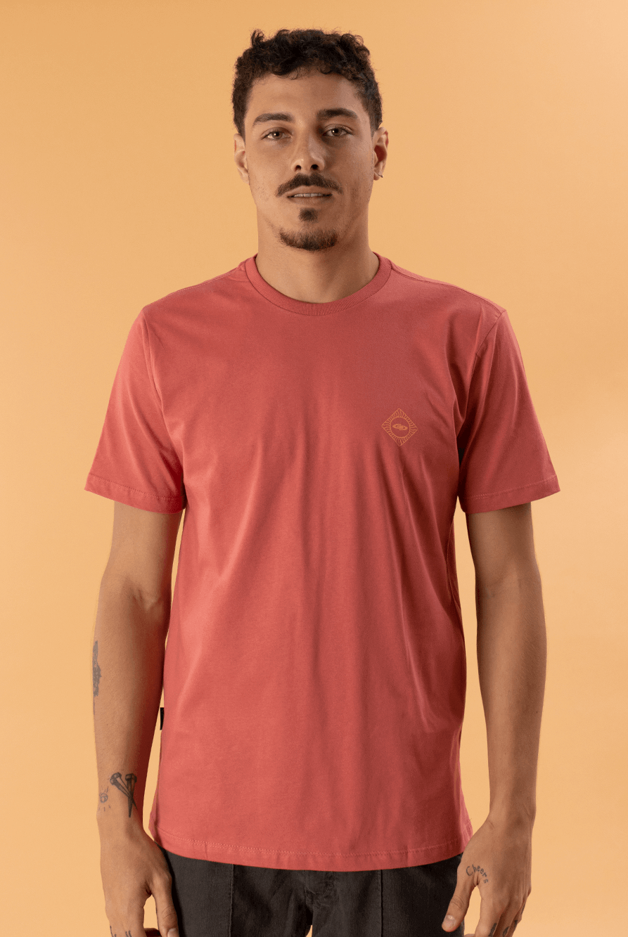 Camiseta Balance Elements Coral da Greenish, modelo clássico e confortável para uso diário.